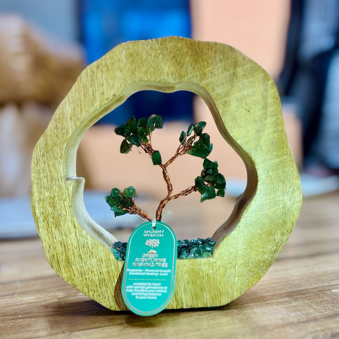 Edelsteinbaum aus Mangoholz mit 60 Green Aventurin Chips – Handgefertigtes Kunstwerk