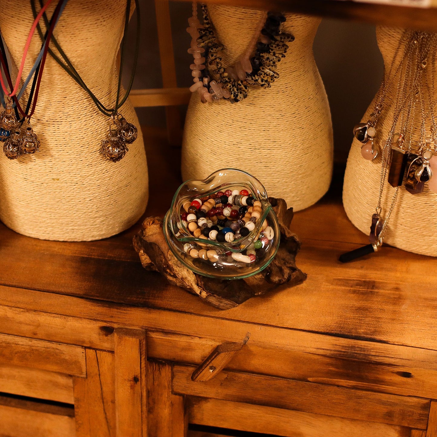 Wellenschale aus geschmolzenem Glas auf Gamalholz-Sockel