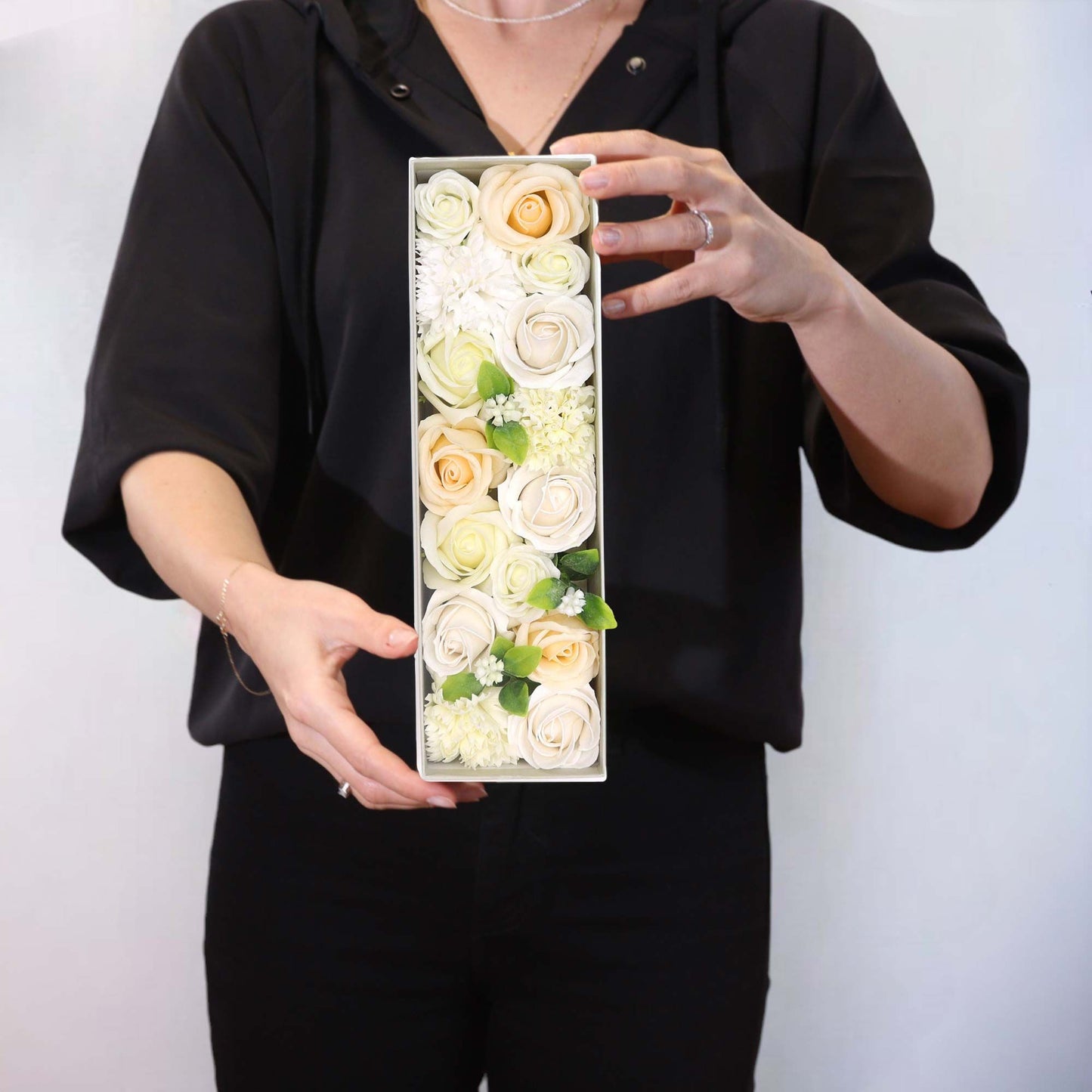 Längliche Geschenkbox 'Hochzeitssegen' mit Seifenblumen in Weiß & Elfenbein