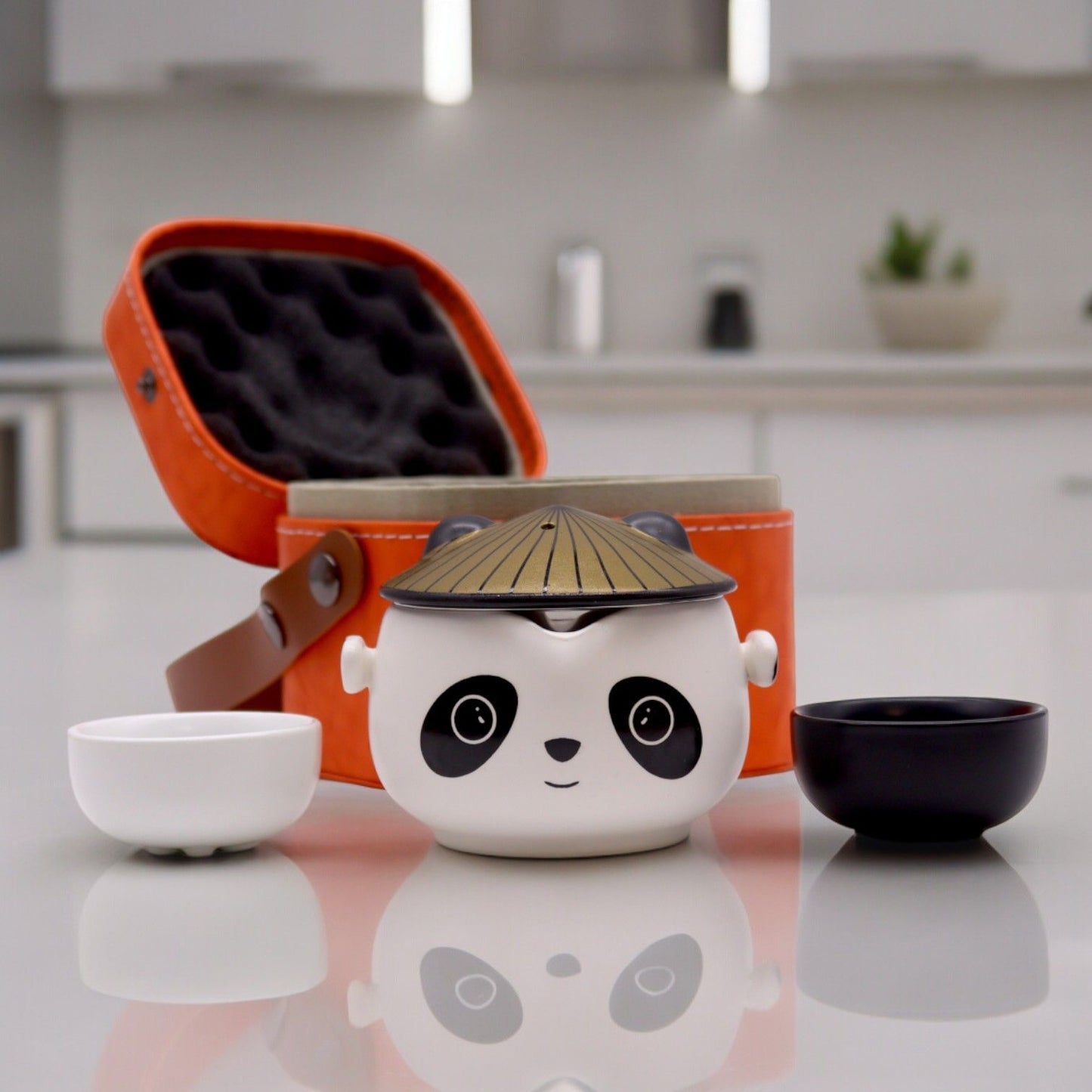 Kung Fu Panda Teeset – Keramik-Kanne mit Sieb, 2 Tassen & Reiseetui