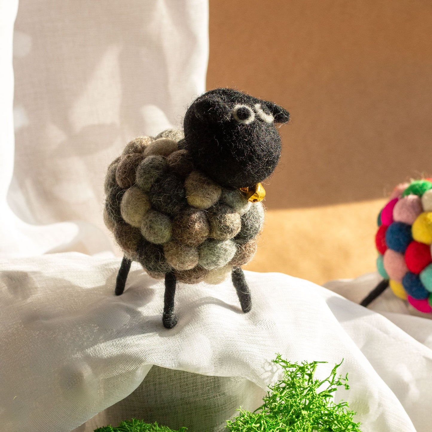 Handgefilztes Schäfchen in Naturgrau – Einzigartige Wollfigur