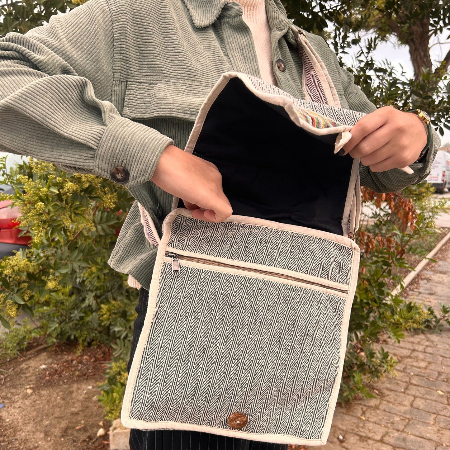 Messenger Bag für Laptop bis 13 Zoll - Handgefertigt aus Hanf & Baumwolle