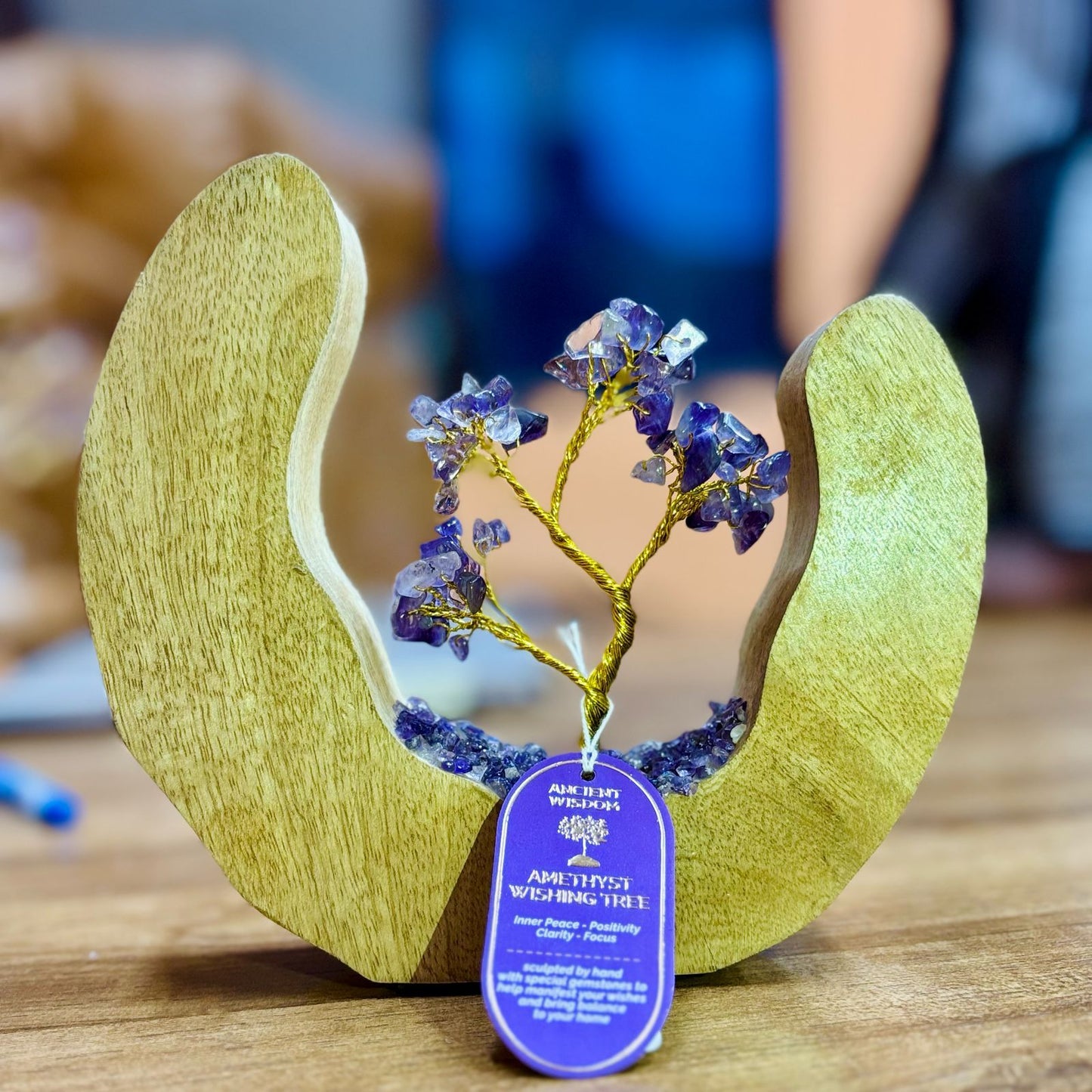 Handgefertigter Amethyst-Baumring aus Mangoholz mit 60 Edelstein-Chips