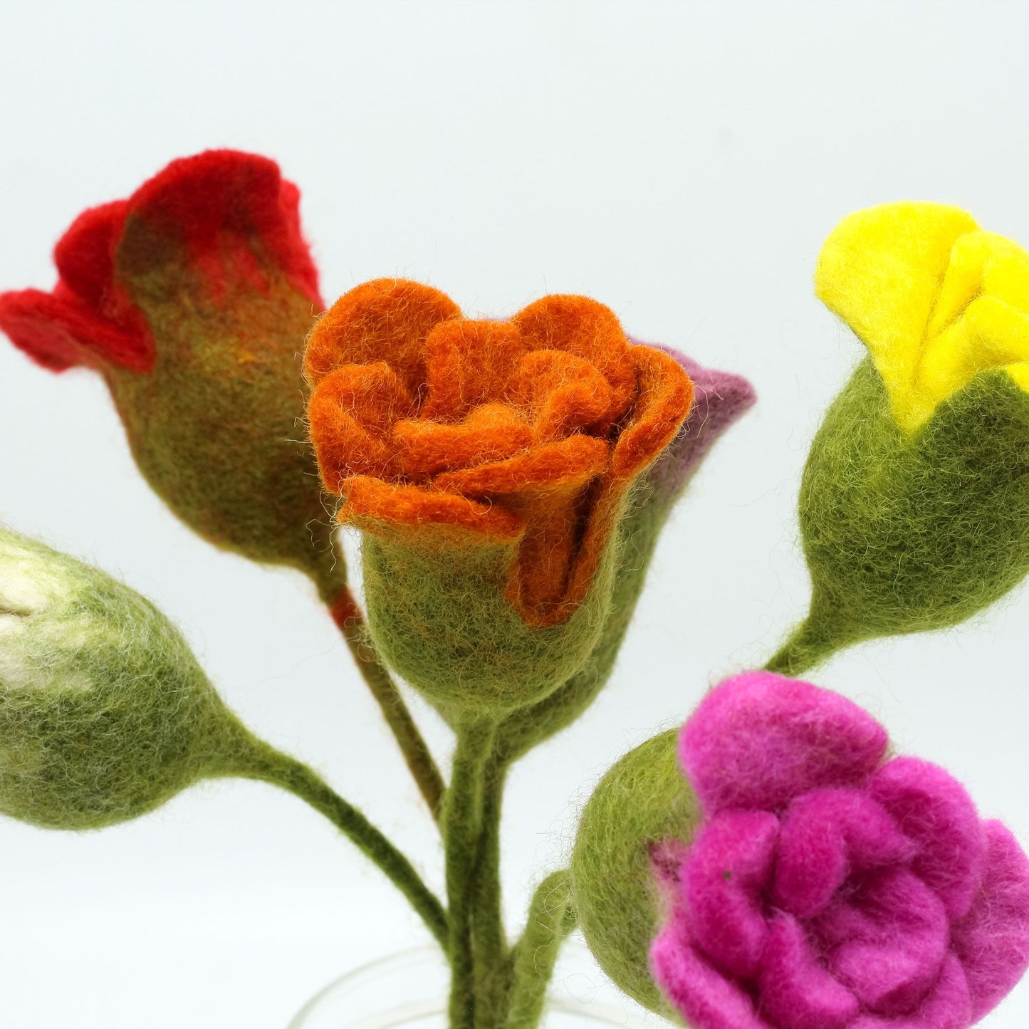 Set mit 6 handgefertigten Filzrosen - Bunte Deko-Blüten mit Drahtstiel