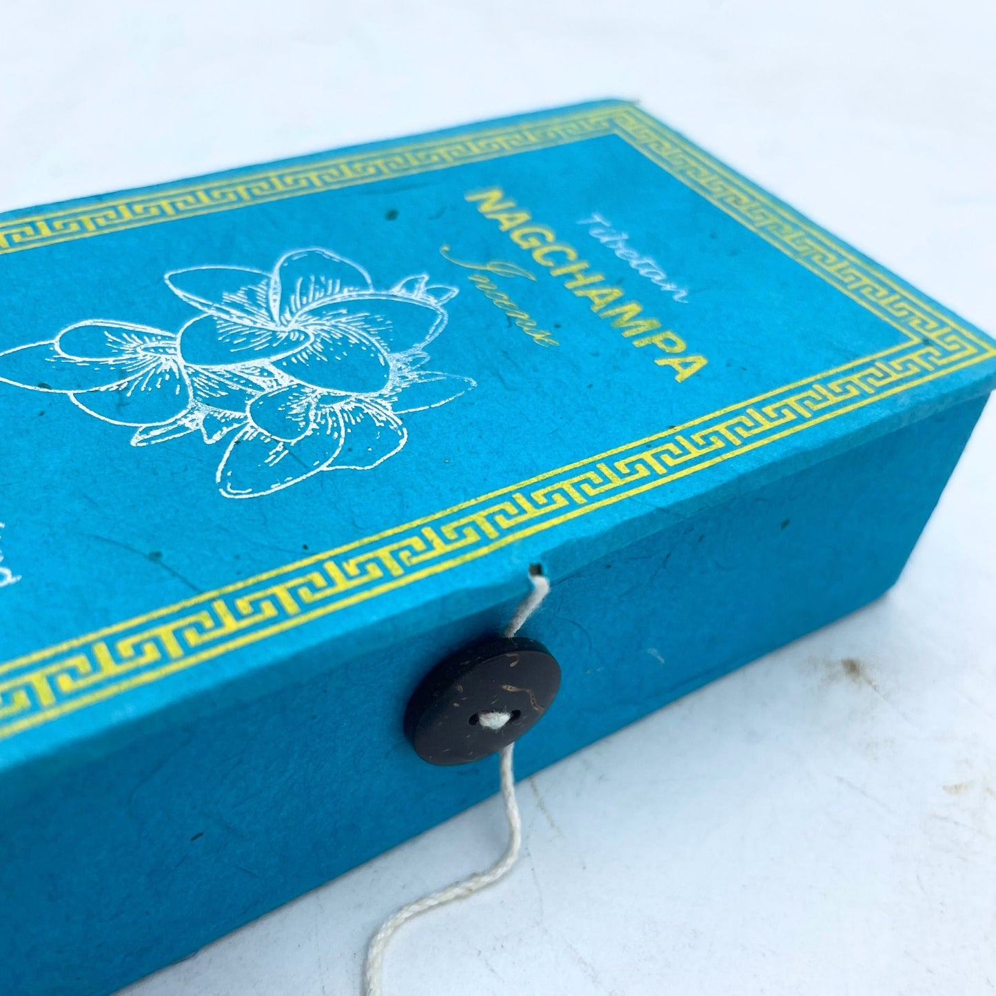 Nag Champa Räucherstäbchen Geschenkset – 30 Stück mit Halter aus Nepal