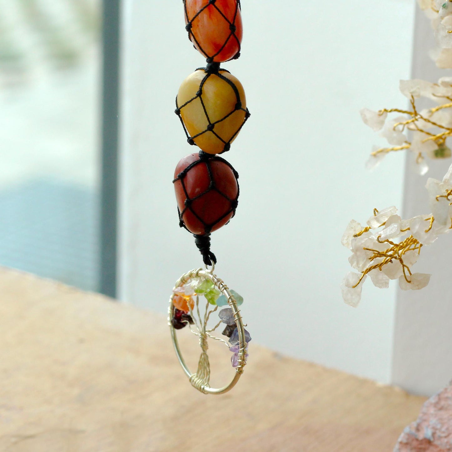 Chakra-Anhänger Lebensbaum mit 7 Edelsteinen – Spiritueller Wandschmuck