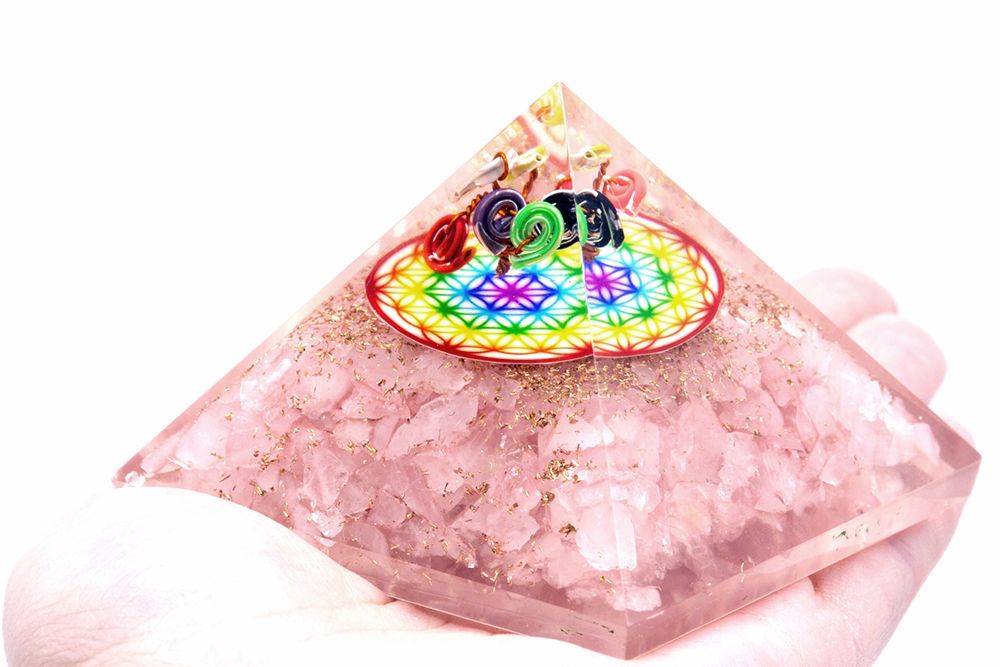 Orgonit-Pyramide mit Rosenquarz & Regenbogen-Lebensblume – 7 cm Handarbeit