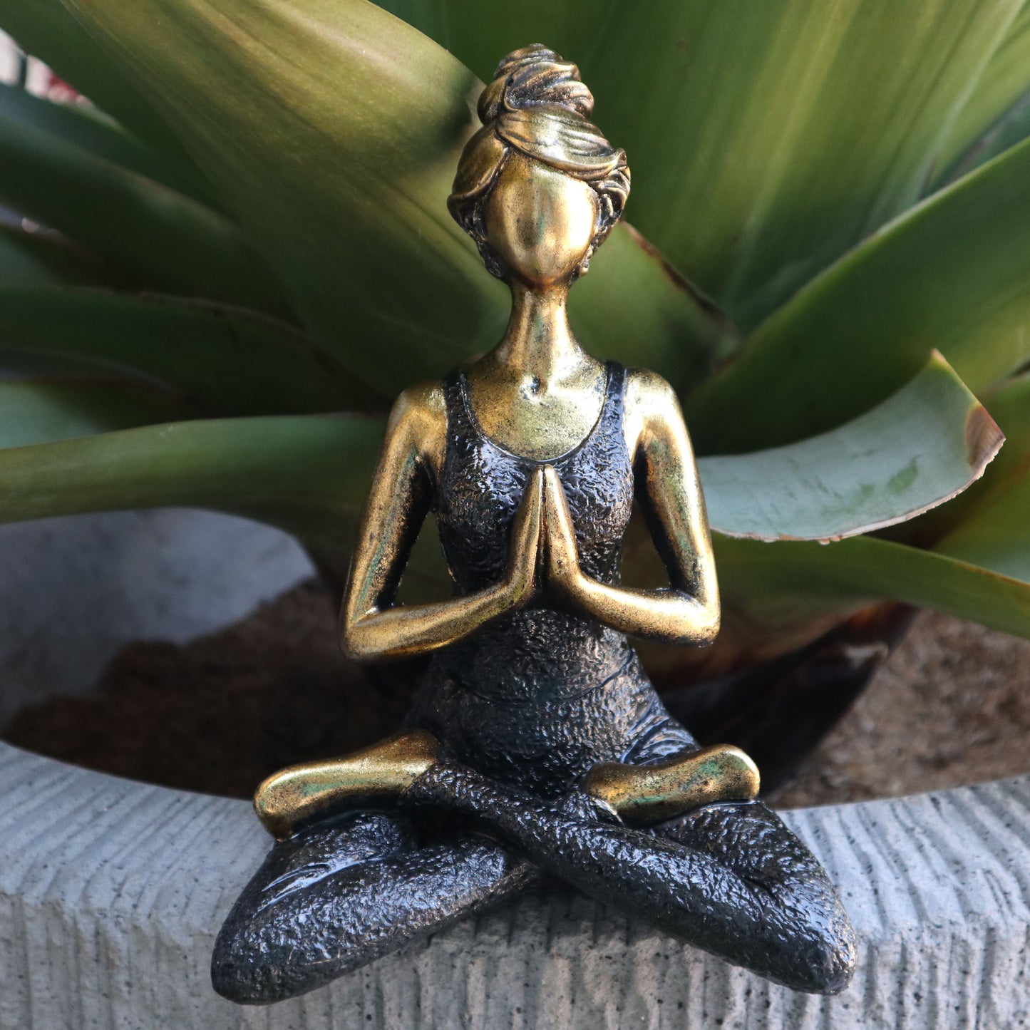 Meditierende Göttin Figur - Handgefertigte Yoga-Dekoration in Bronze & Schwarz, 24 cm