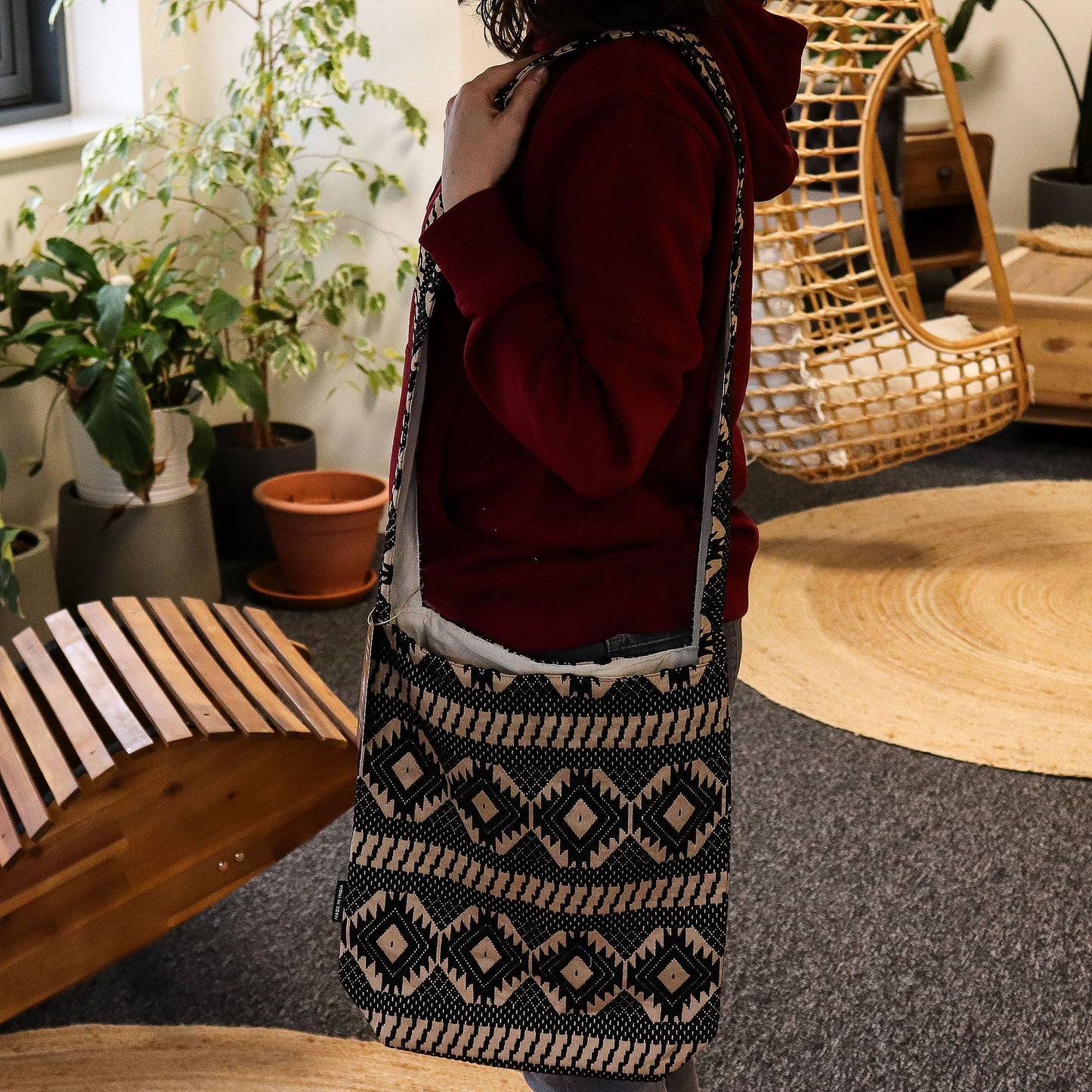 Desert Loom Nomad Carryall – Gewebte Schultertasche in Erdtönen