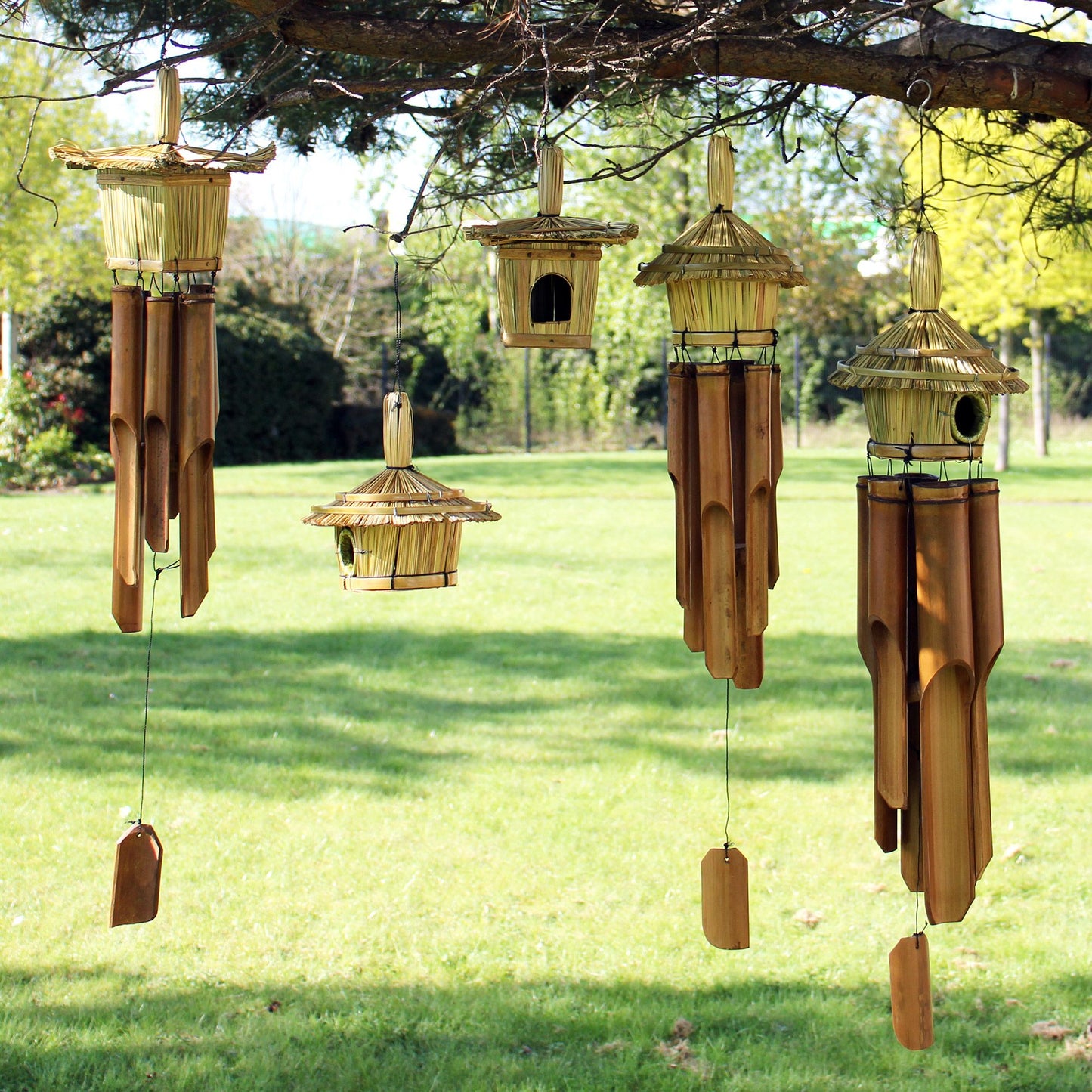 Rundes Vogelhaus aus Seegras mit Bambus-Windspiel | 17x17 cm | Naturdeko für Garten & Balkon