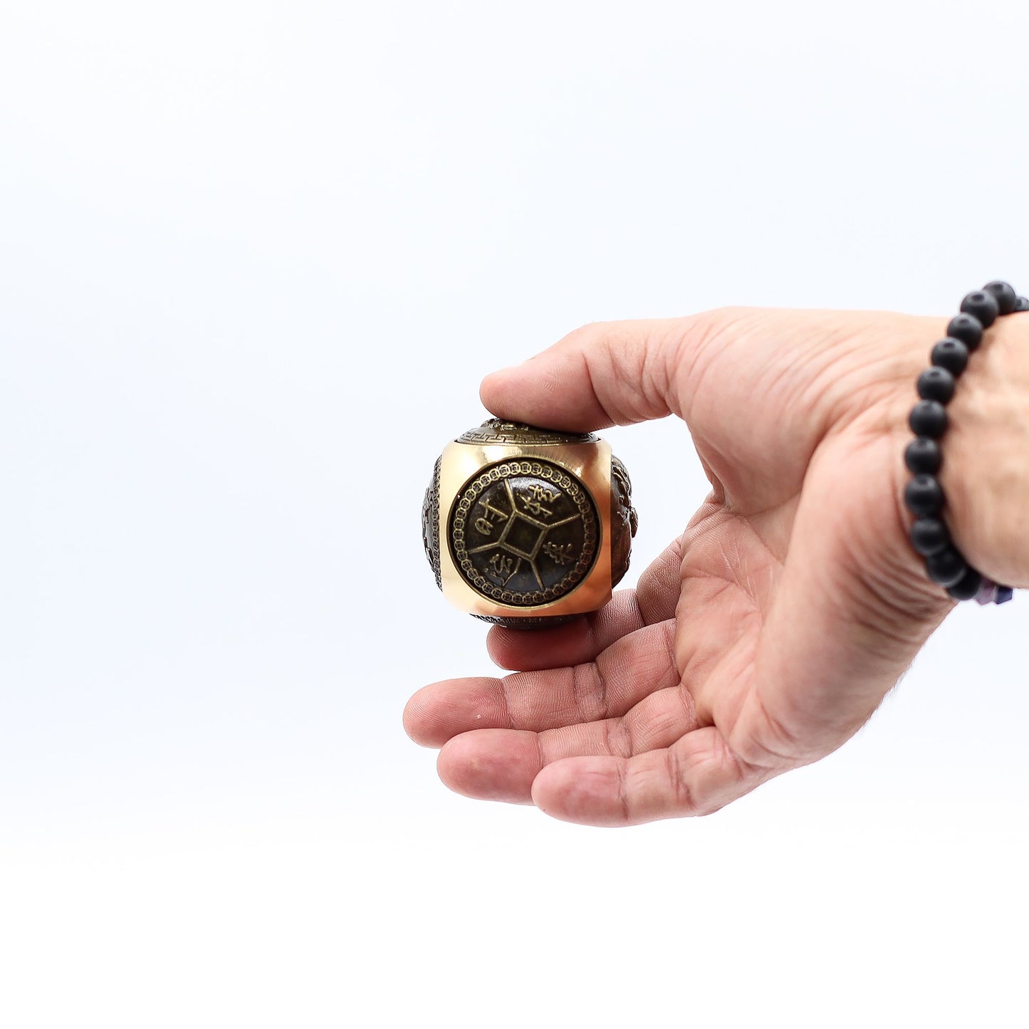 Großer Feng-Shui Drehwürfel aus Messing – Tischschmuck für Fokus und Harmonie
