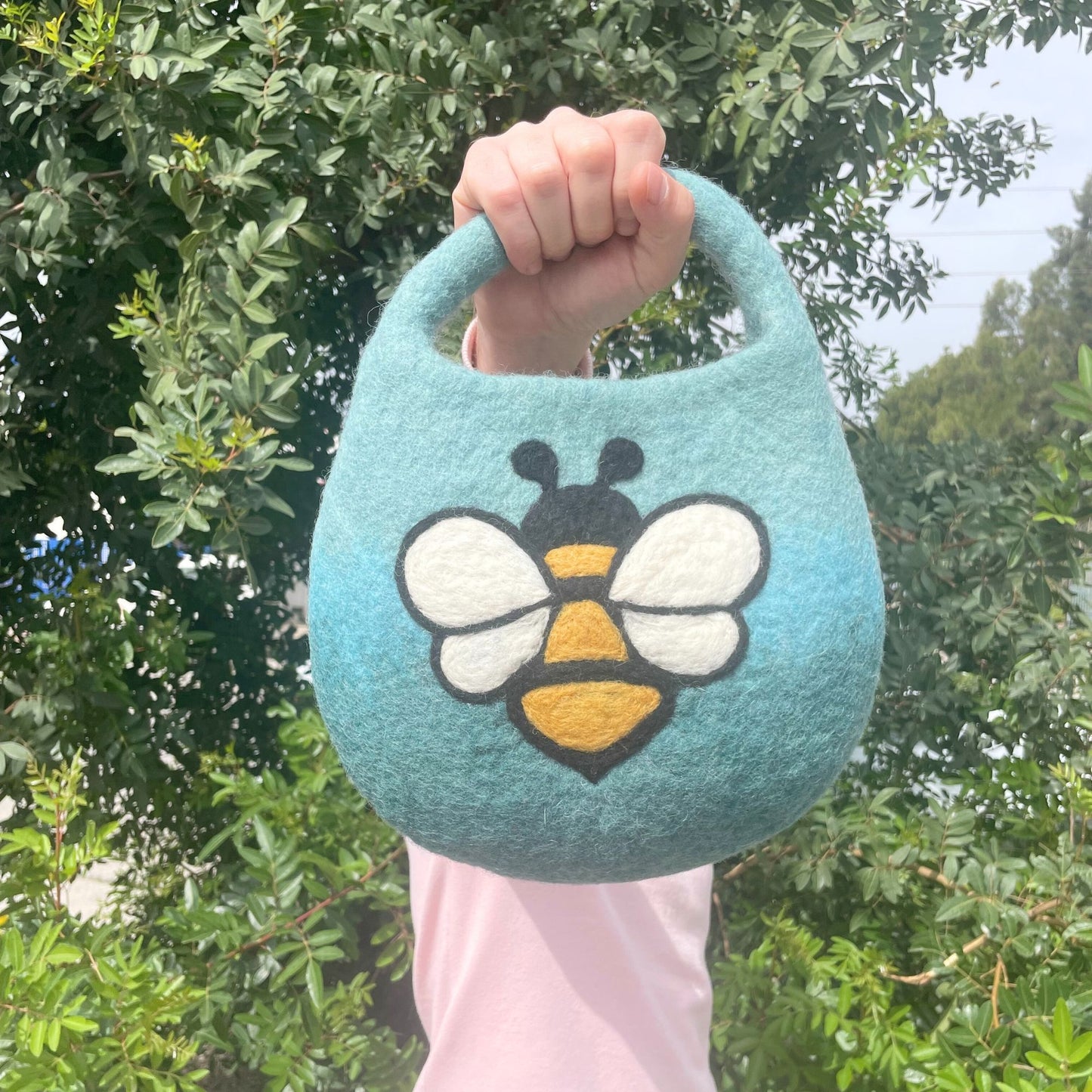 Handgefertigte Filztasche 'Bienenmotiv' in Blau-Grün mit Magnetverschluss