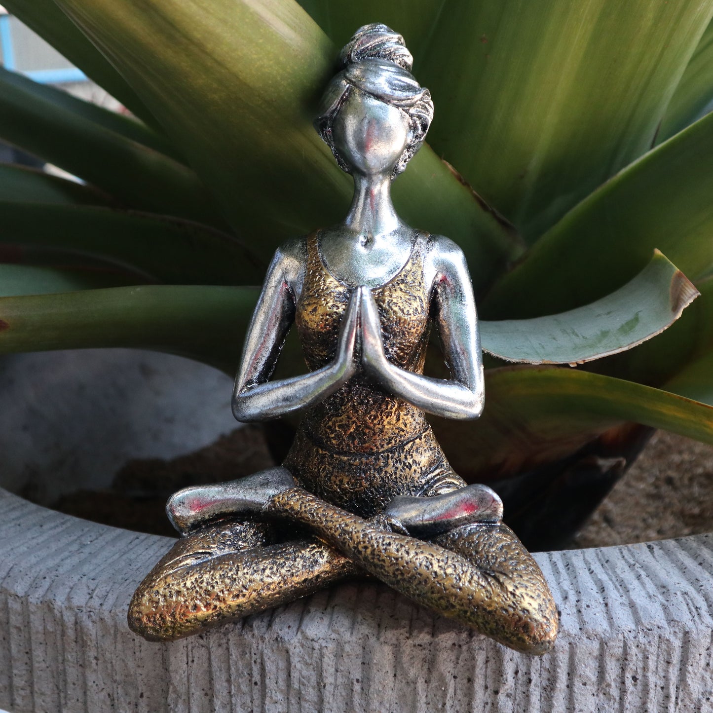 Yoga Lady Figur in Silber & Gold – Handgefertigte Resin-Zement-Dekoration