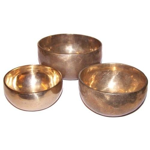 Set aus drei handgefertigten Klangschalen aus Messing - 11 bis 13 cm