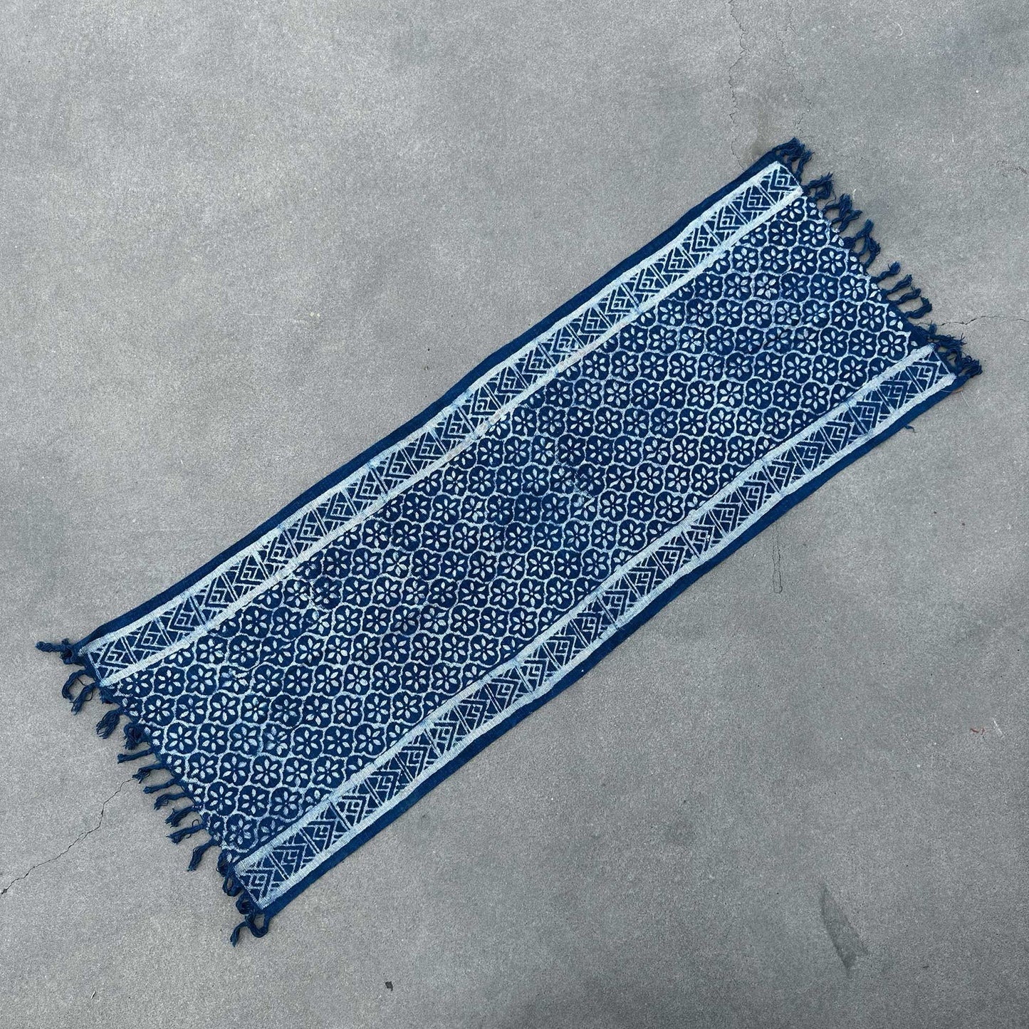 Handgefertigter Indigo-Tischläufer Madjid Tiles – 170 x 60 cm