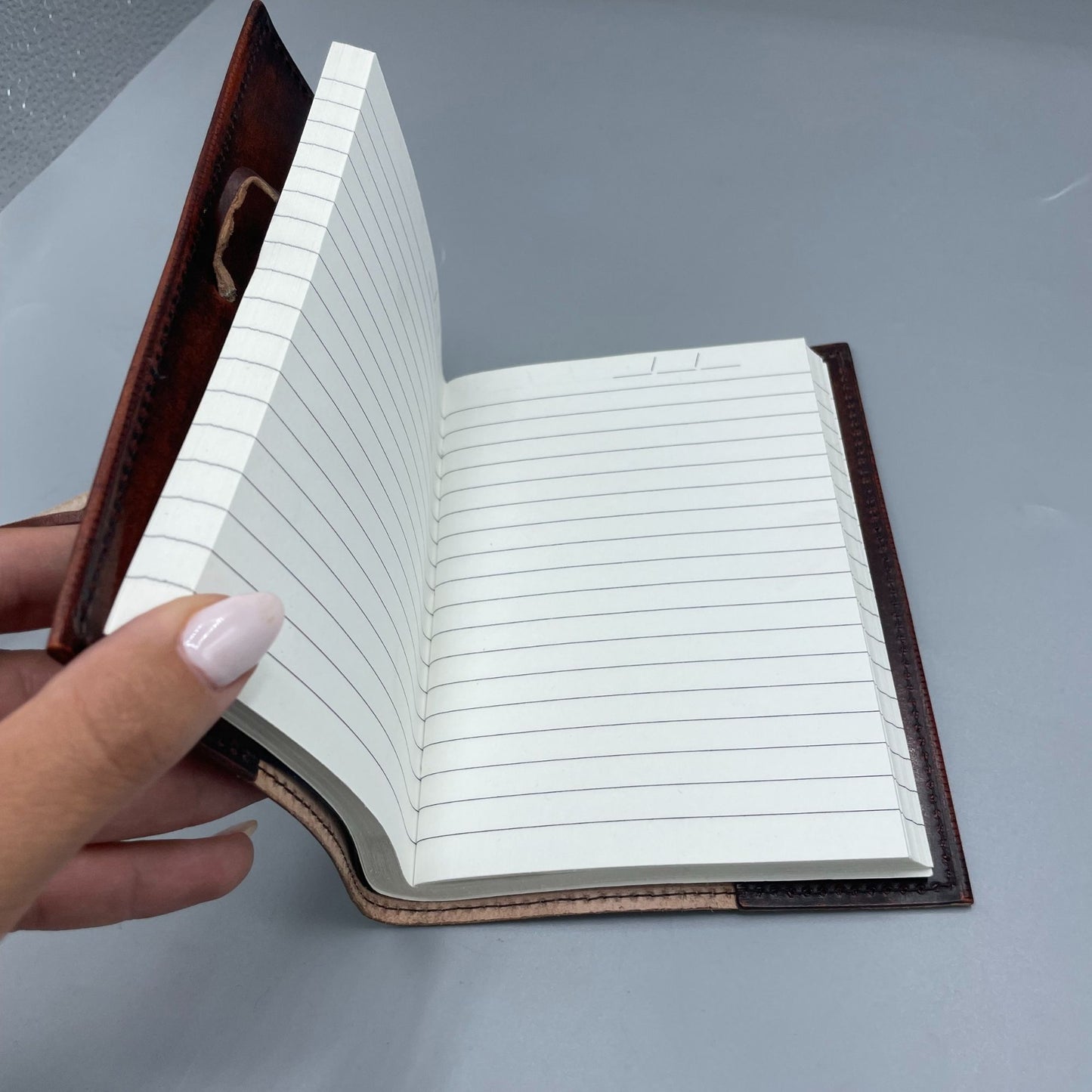 Leder-Notizbuch 'Lebensbaum' – Handgefertigt mit grünem Stein