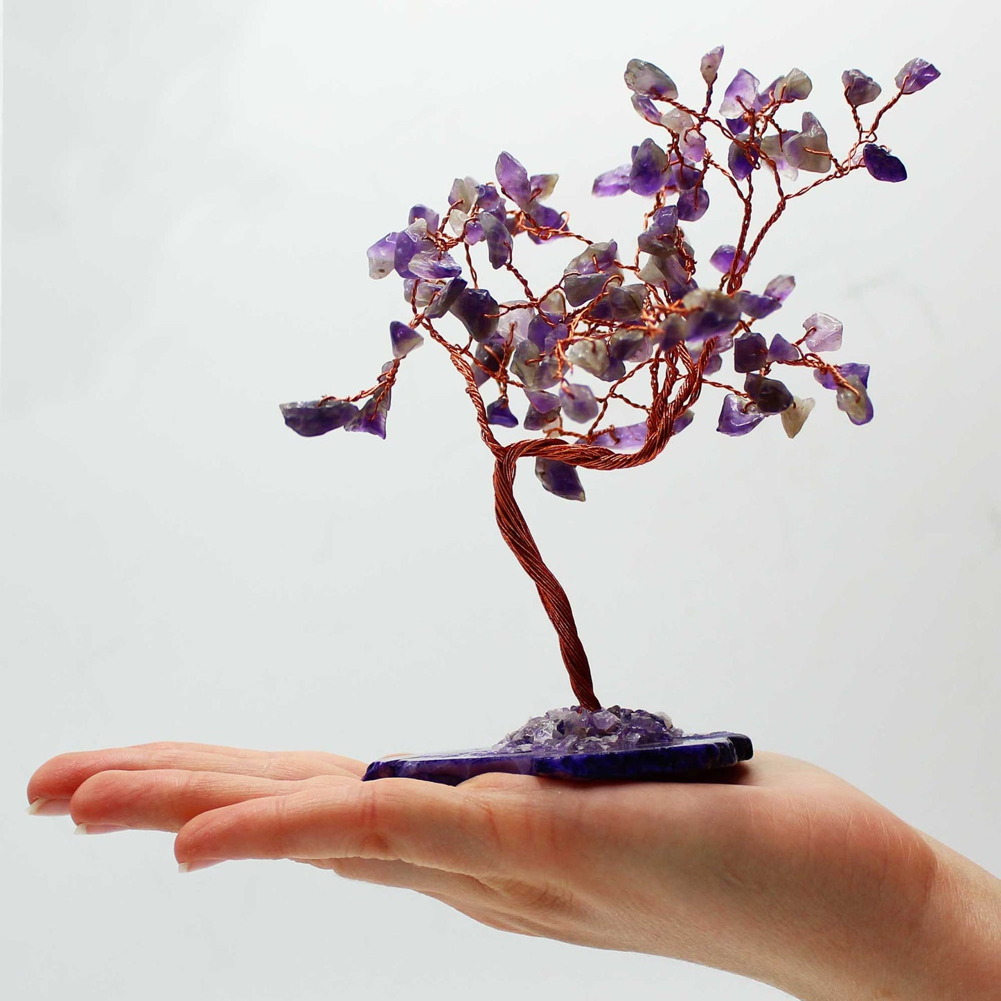 Edelsteinbaum Amethyst – Handgefertigter Mineralienbaum auf natürlicher Achat-Basis (100 Steine)