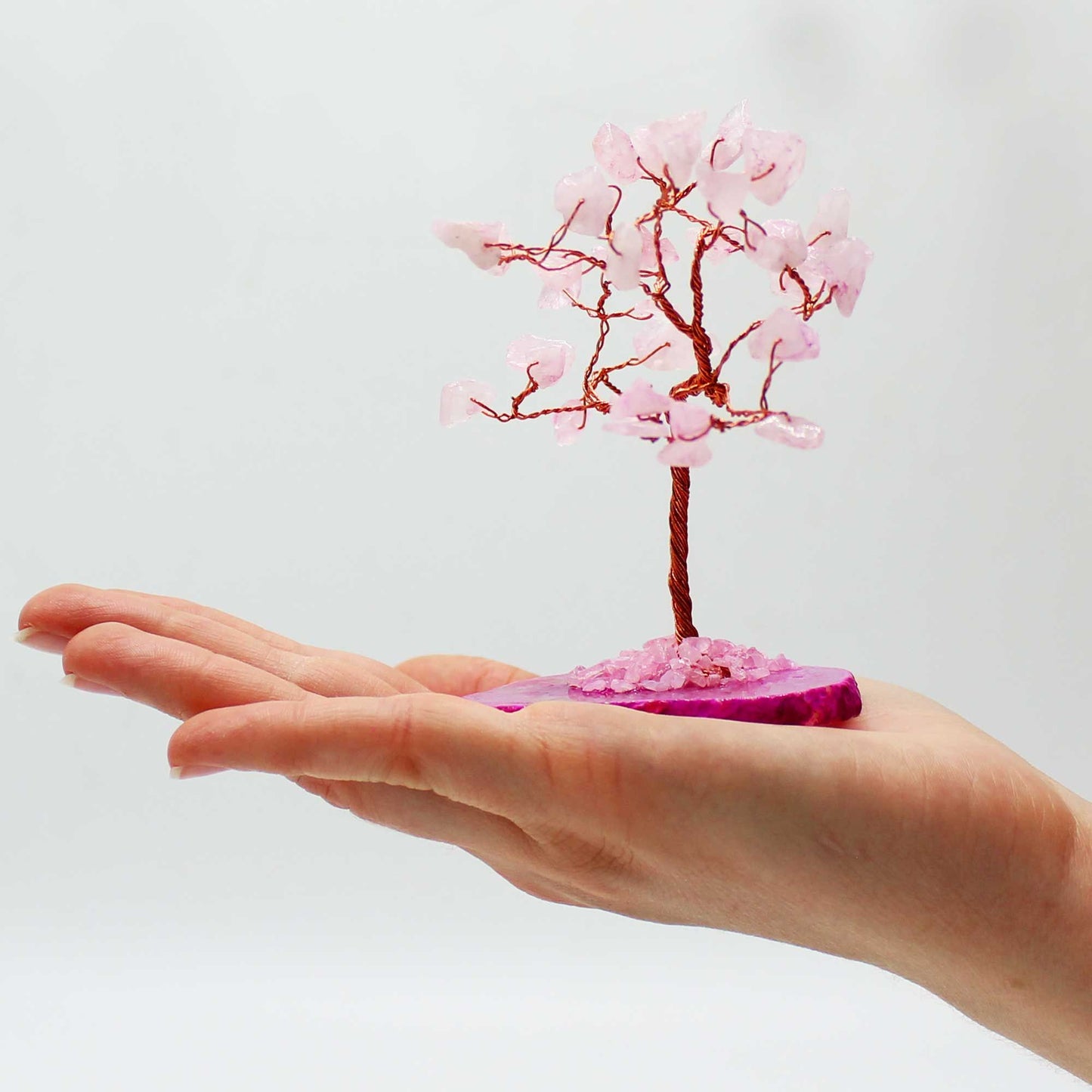Edelsteinbaum aus Rosenquarz auf rosa Achat – Handgefertigtes Kunstwerk mit 35 Steinen