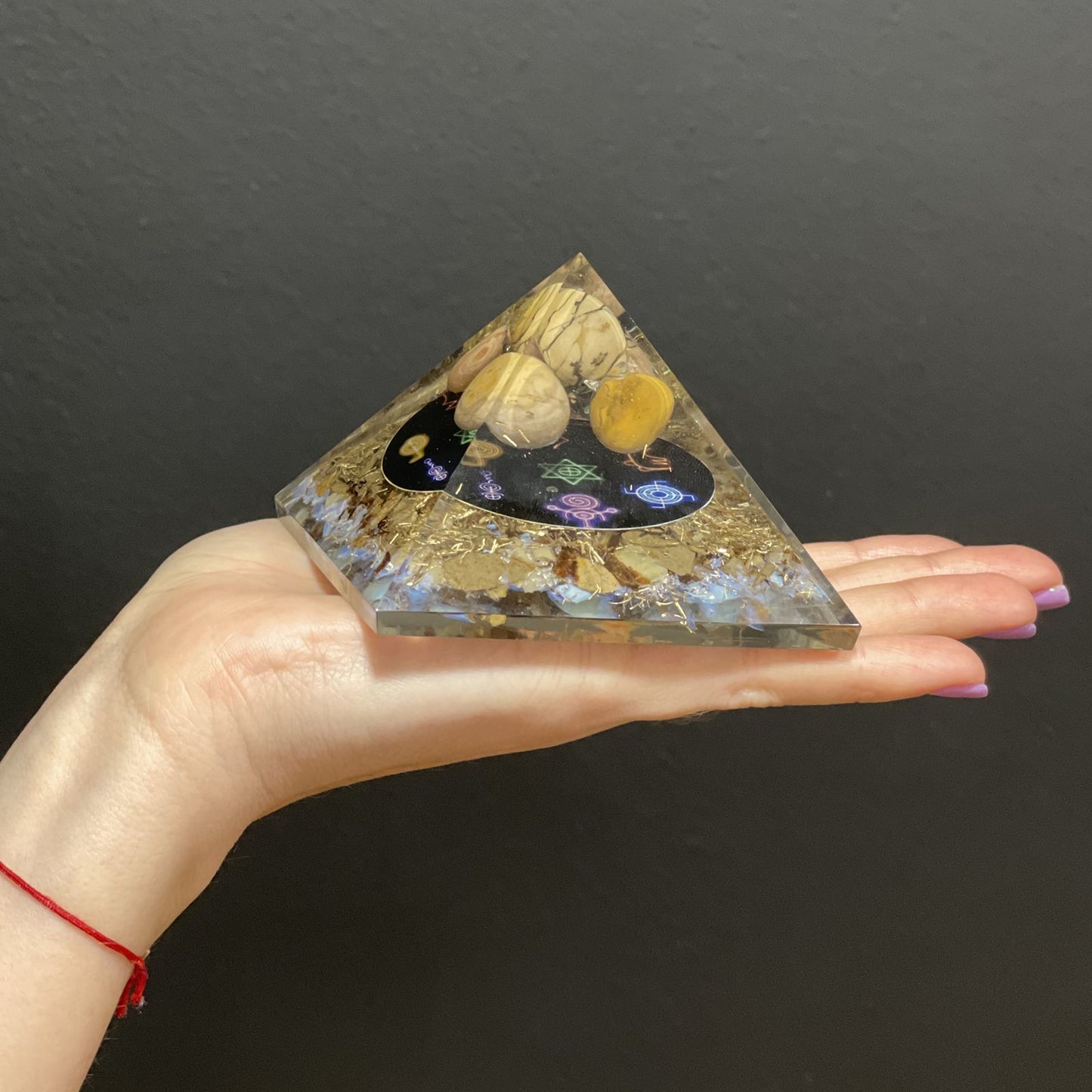 Orgonit-Pyramide 'Midnight Reiki' 7 cm - Handgegossener Energieschutz
