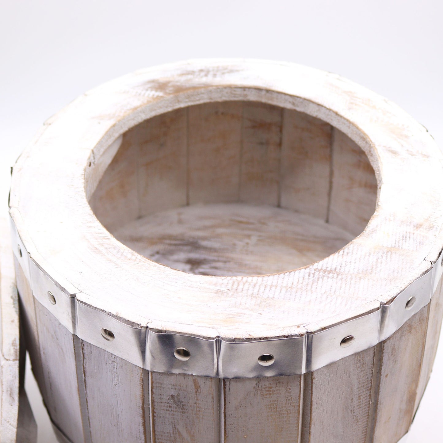 Hocker aus Bierfass-Optik mit Staufach - Weißlasur-Finish