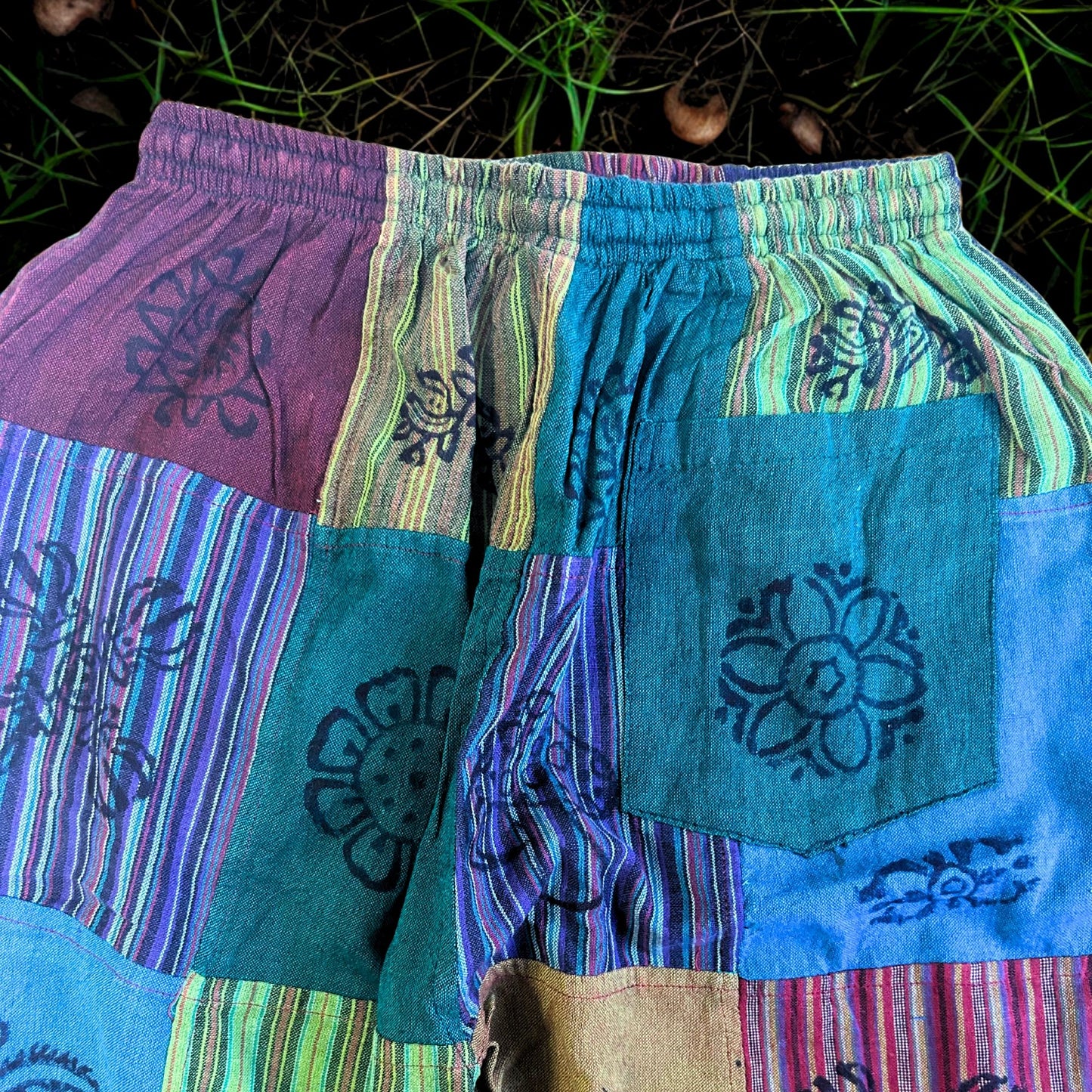 Mushroom Pants – Handgefertigte Hosen mit Pilz-Blockdruck in Naturgrün