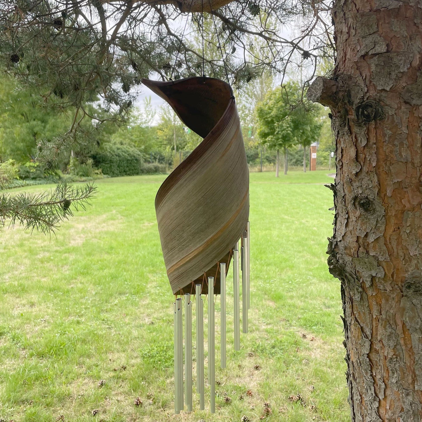 Handgefertigtes Windspiel aus natürlichem Kokosblatt