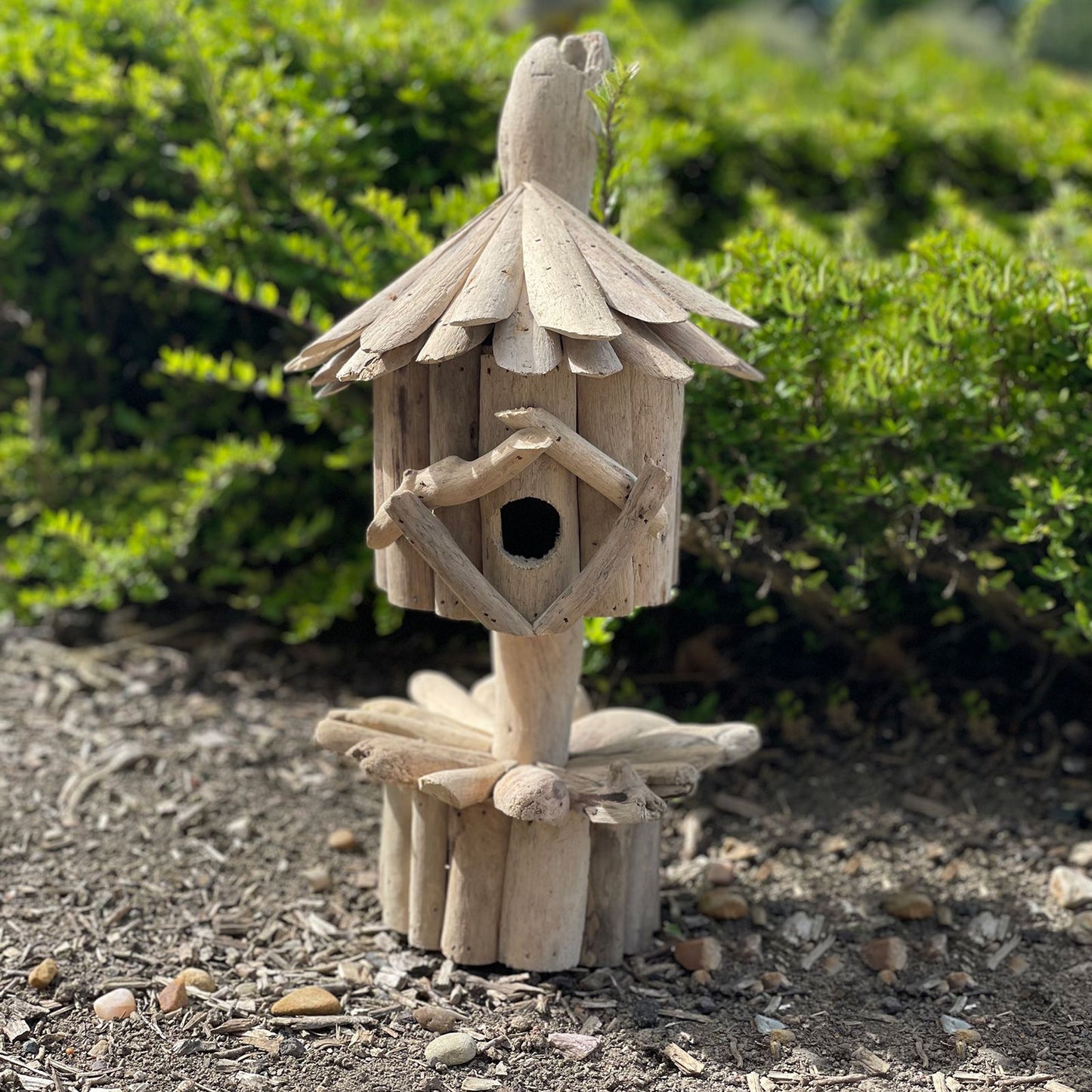 Vogelnistkasten mit Ständer aus recyceltem Treibholz - Ein Unikat für den Garten