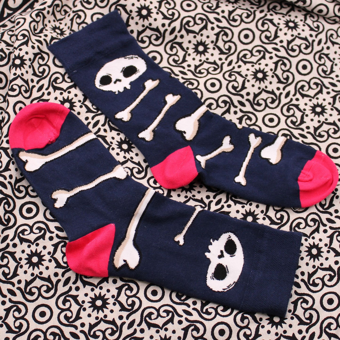 Hop Hare Socken Skulls & Bones - Charakterstarke Bambus-Socken für Damen (Gr. 36-40)