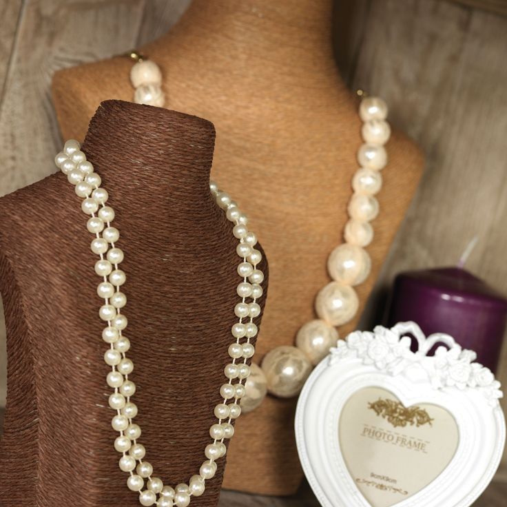 Halsketten-Display mit Rattan-Optik in Kaffee