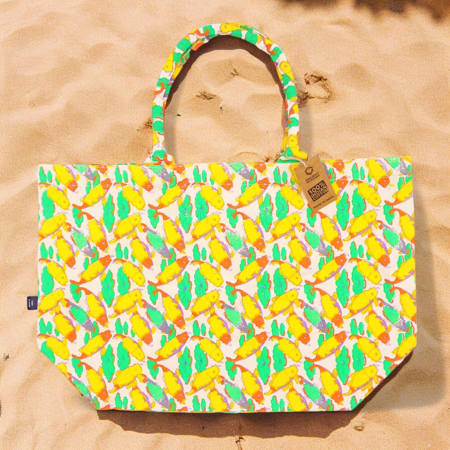 Große Baumwolltasche 'Strahlender Koi' – Leuchtendes Design in Gelb, Grün & Orange