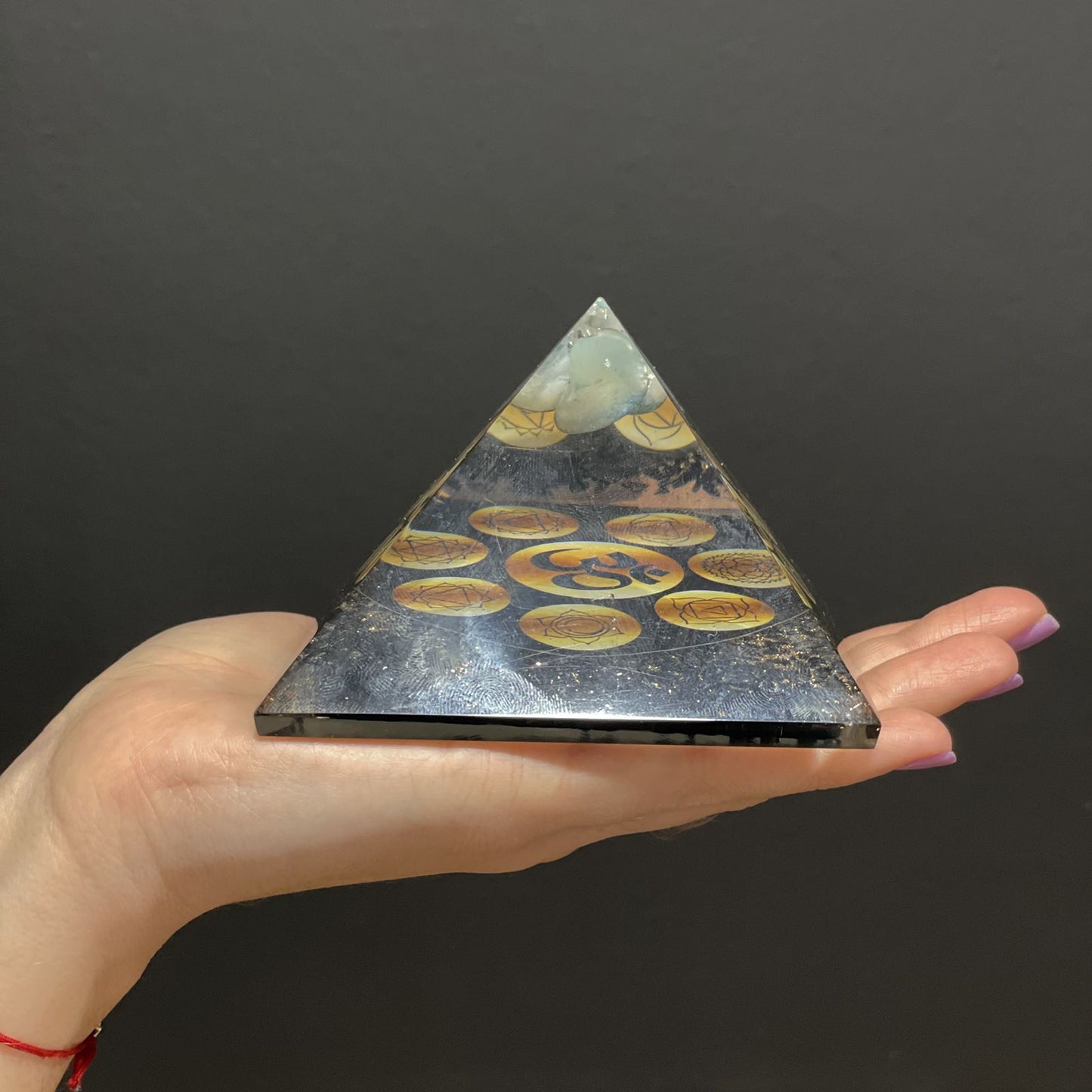 Orgonit-Pyramide 'Midnight Om Chakra' - 9 cm Handarbeit