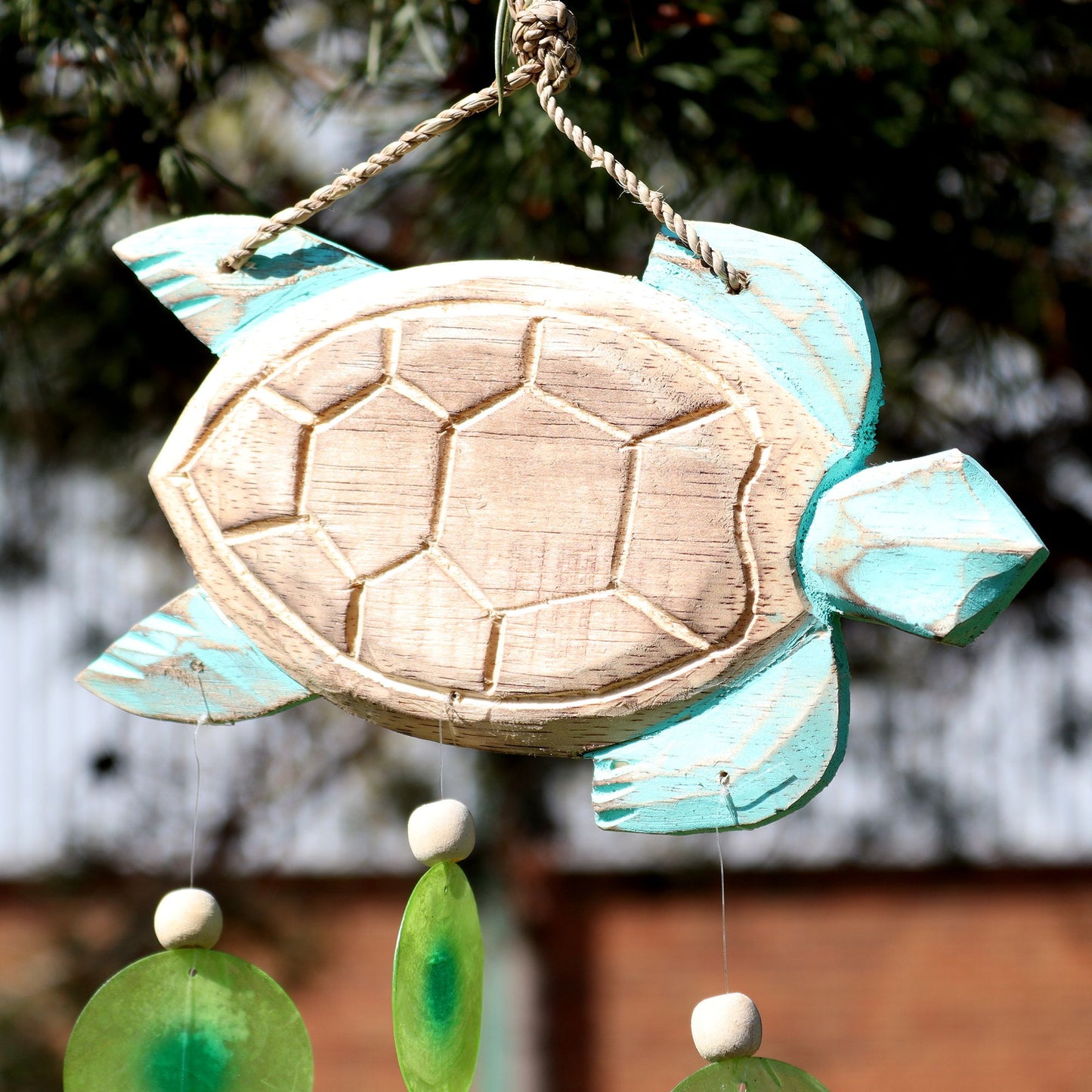 Handgefertigtes Windspiel 'Aqua-Schildkröte' aus Treibholz & Capiz-Muscheln