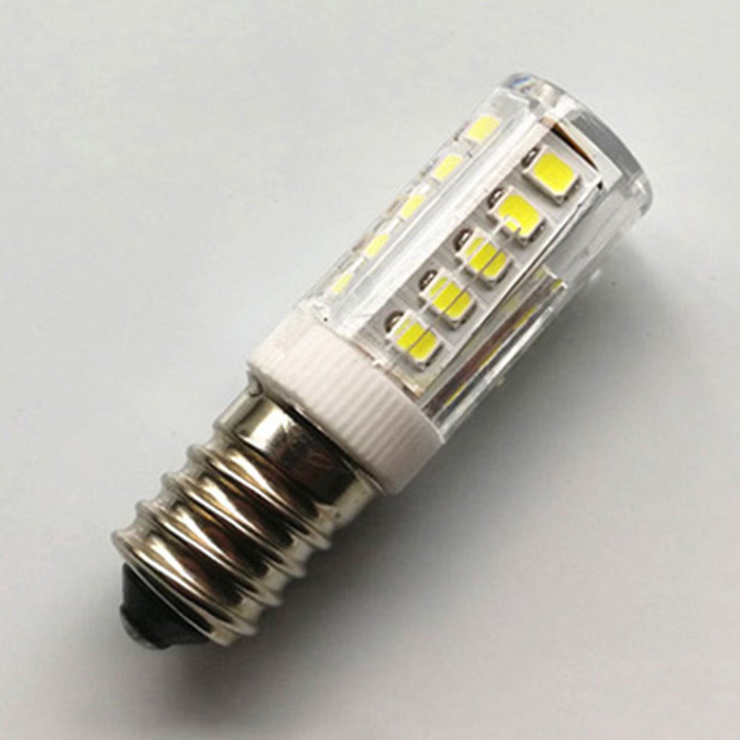 Warmweiße LED-Kerzenbirne mit E14-Fassung – Energieeffizientes Leuchtmittel