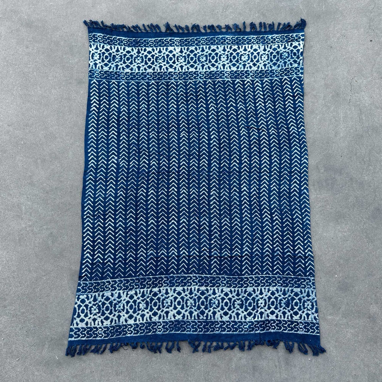 Indigo-Überwurf »Seedha-Pfeile« – Handgefertigte Decke in Tiefblau, 170x120 cm