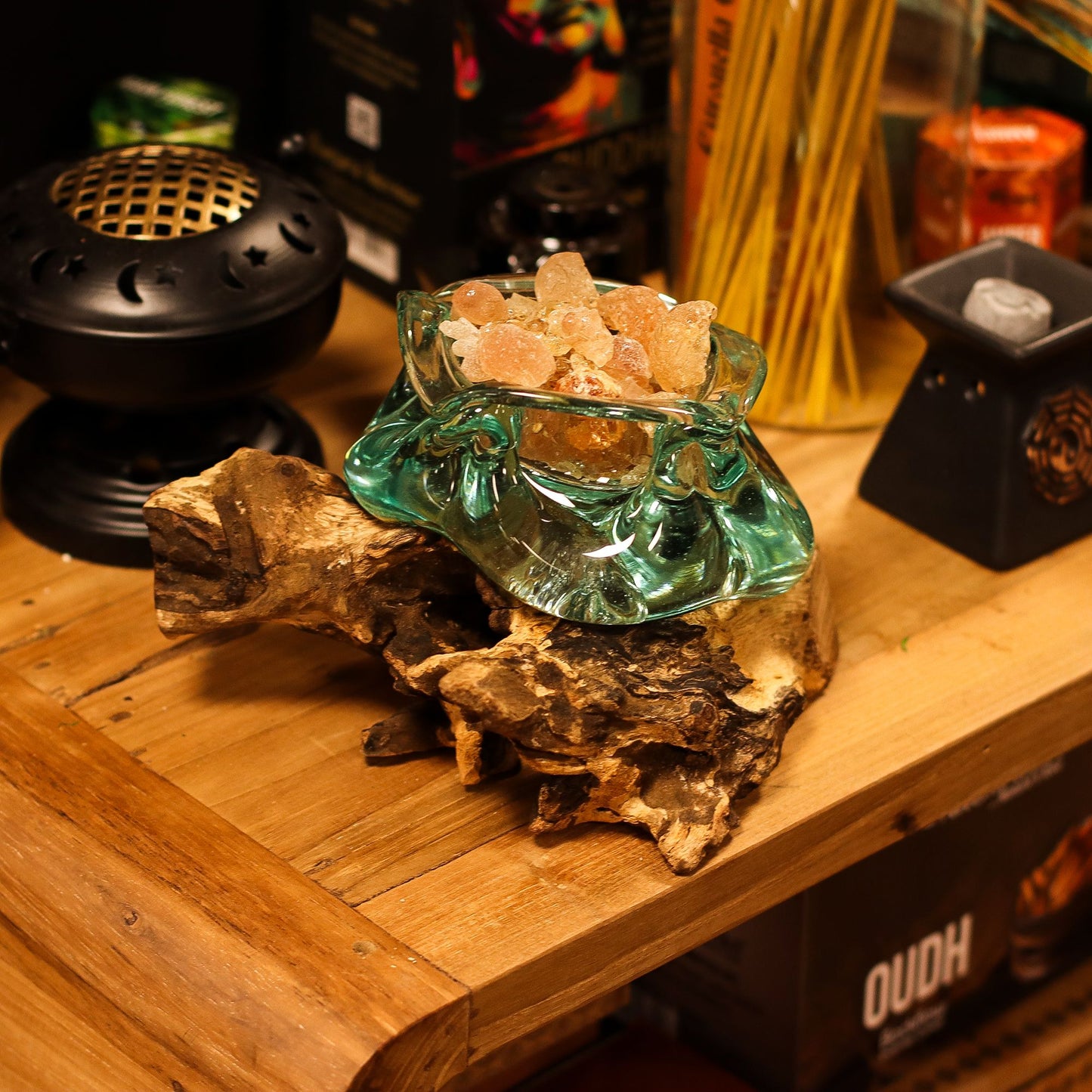 Skulpturaler Aschenbecher & Kerzenhalter aus geschmolzenem Glas auf Massivholz