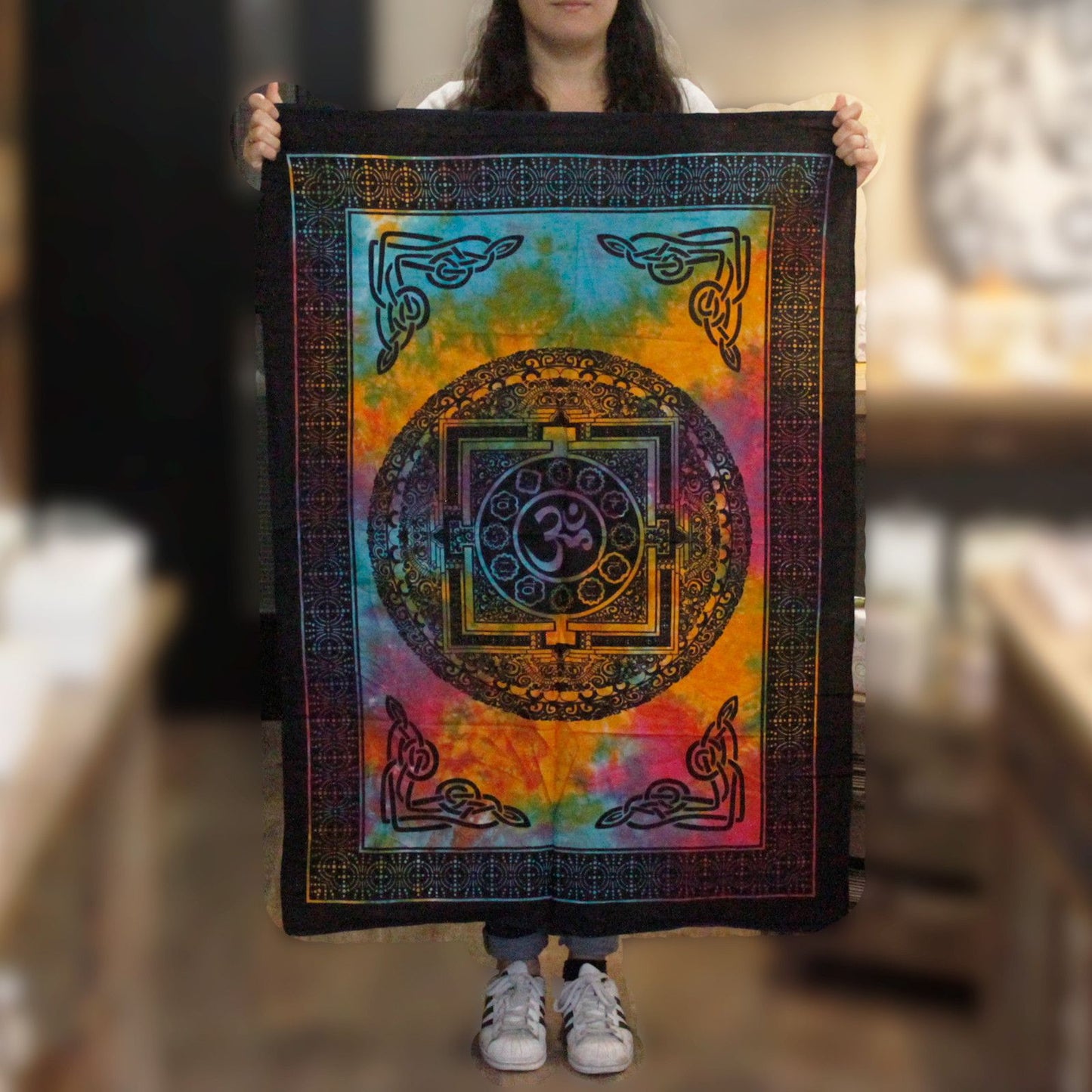 Wandtuch 'Heiliges OM' – Handgedruckte Baumwollkunst