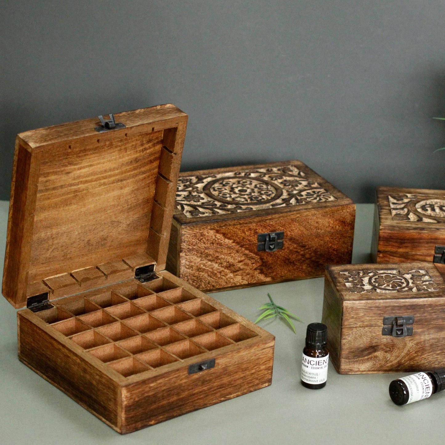 Handgeschnitzte Aromatherapie-Box 'Blütenzauber' aus Mangoholz - für 80 Fläschchen