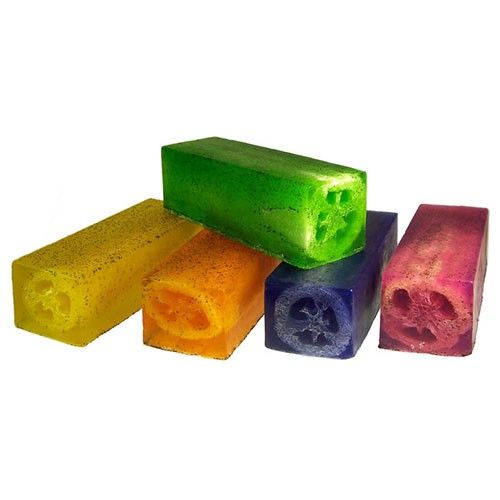 Handgemachte Seifenscheibe mit Luffa & Mohnsamen - Frischer Himbeerduft