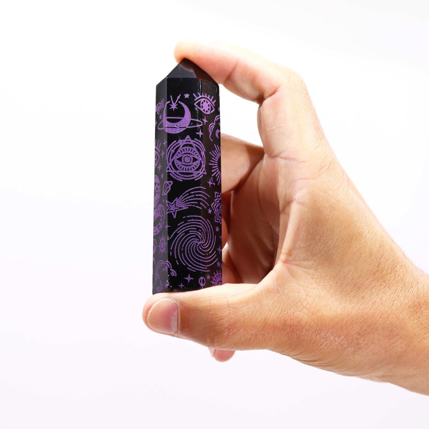 Obsidian-Obelisk 'Mystic Story' in Tiefviolett – Handgravierte Energiespitze