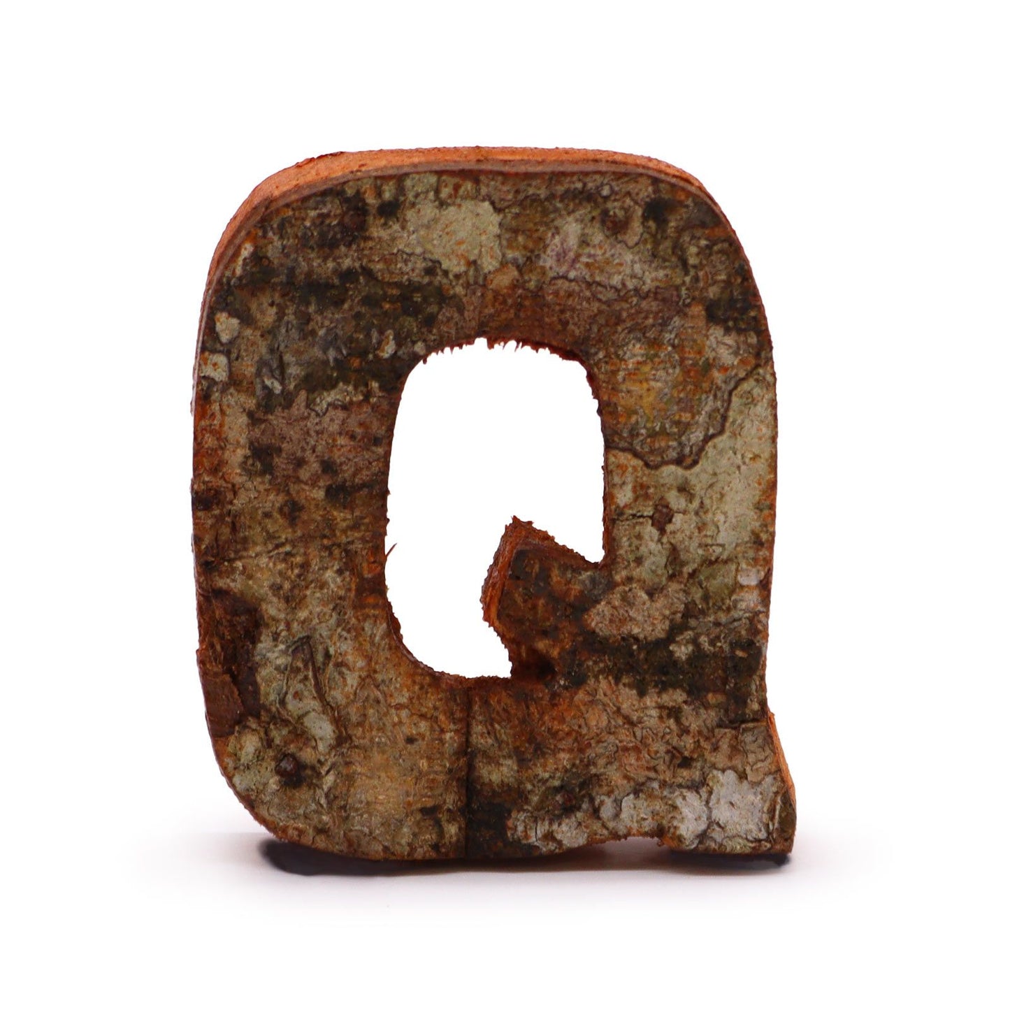 Rustikaler Buchstabe Q aus Albasia-Holz mit Rindenstruktur - 7 cm