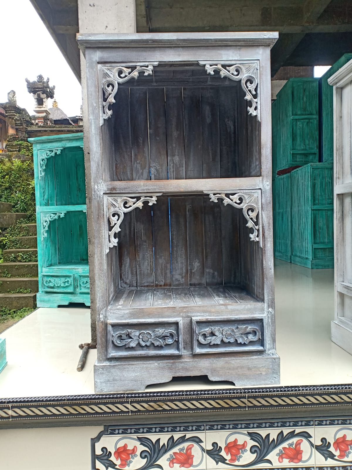 Badezimmerschrank in Grau-Waschung aus massivem Albasia-Holz