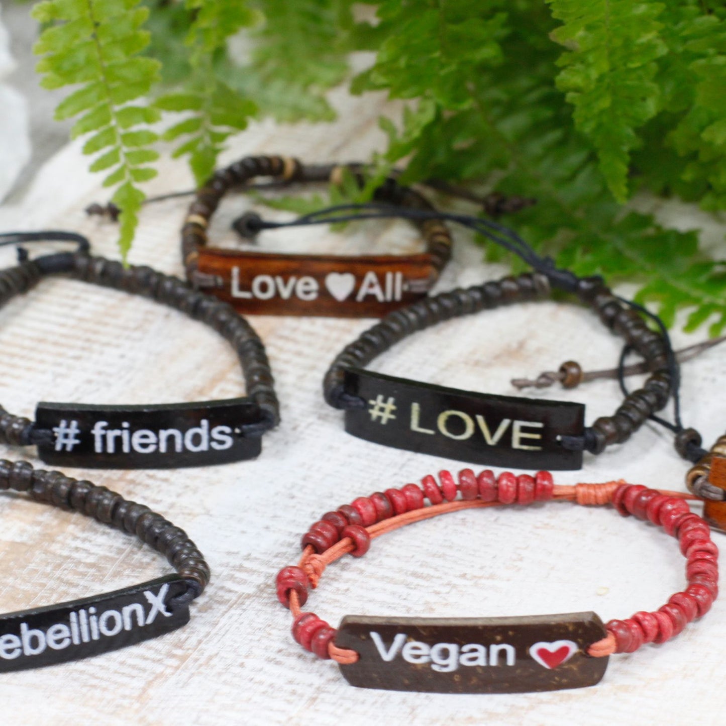 Coco Slogan Bangle Set - 6 natürliche Kokosholz-Armbänder mit Statement