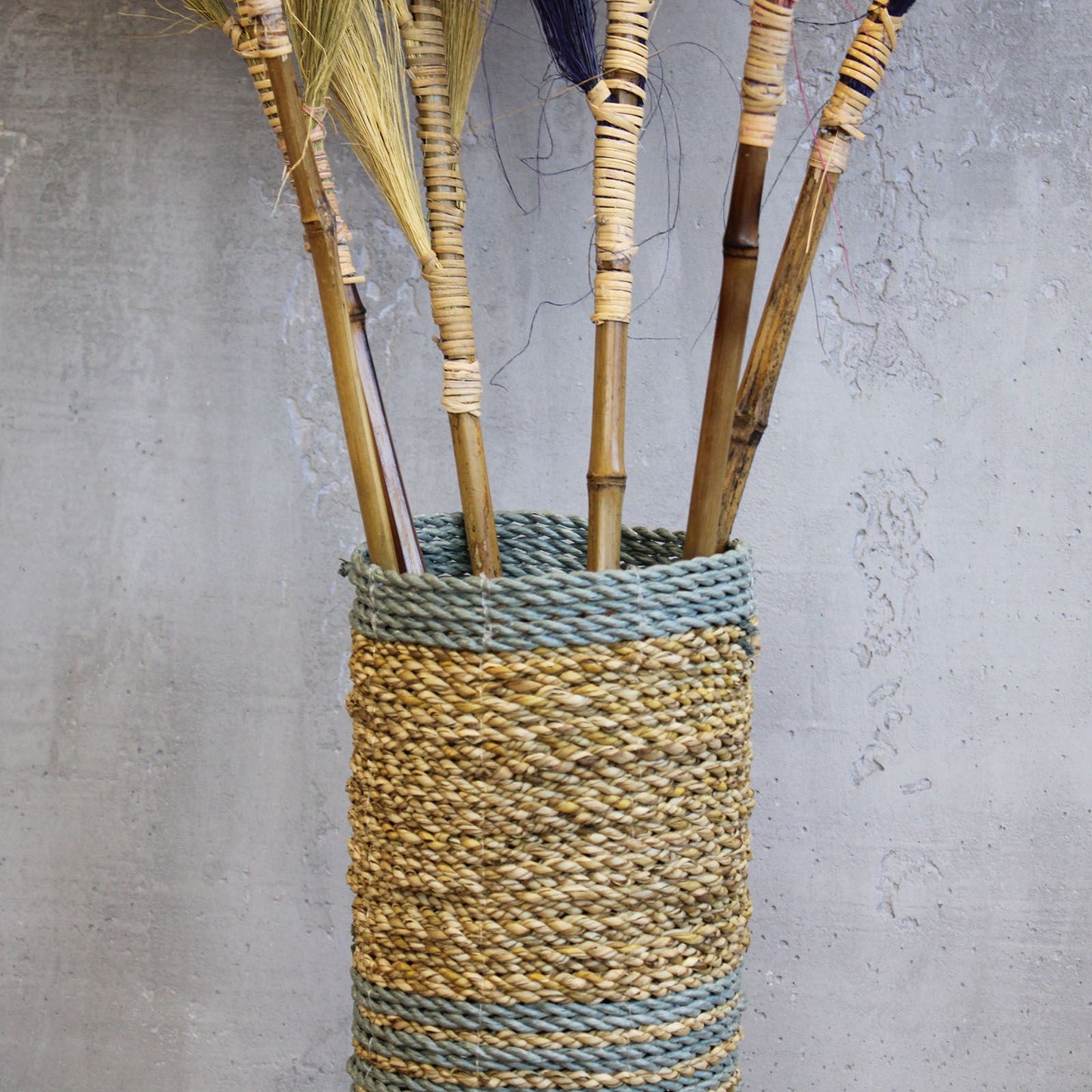 Set aus handgewebtem Seegras & grauem Raffia – 2 Vasen & 2 Körbe