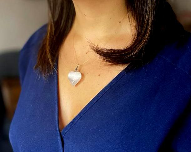 Selenit Herz-Anhänger – Handgefertigter Schmuck für innere Balance