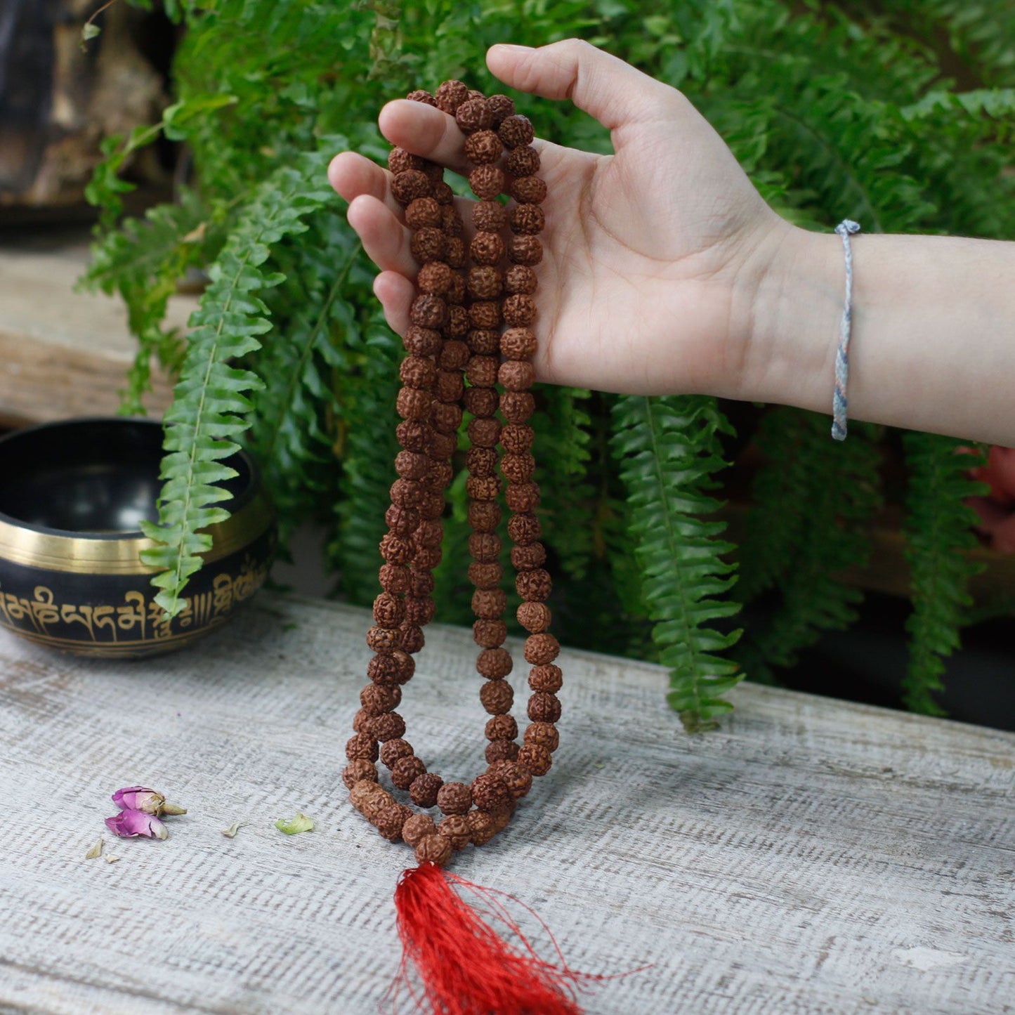 Traditionelle Mala aus braunen Rudraksha-Perlen – 108-teilig mit Quaste