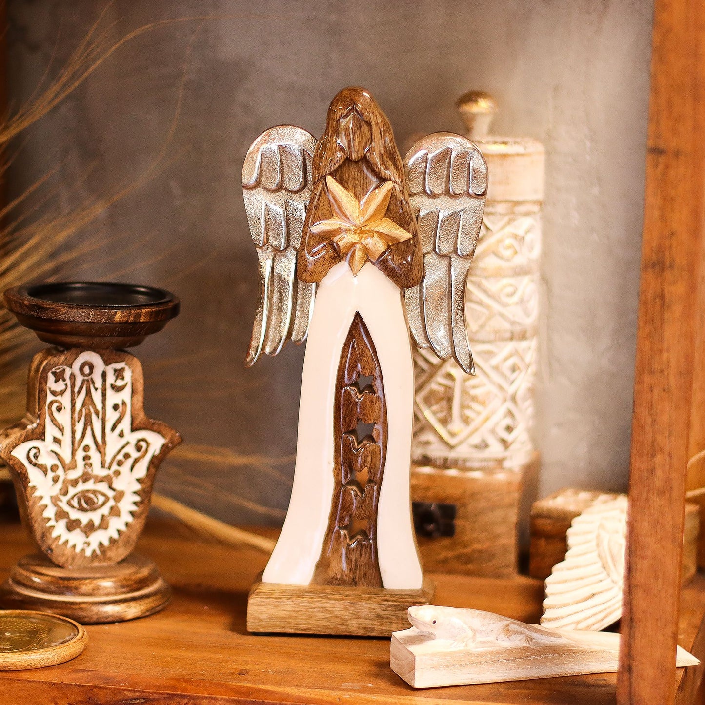 Handgeschnitzter Engel mit Stern – Skulptur aus Mangoholz und Metall