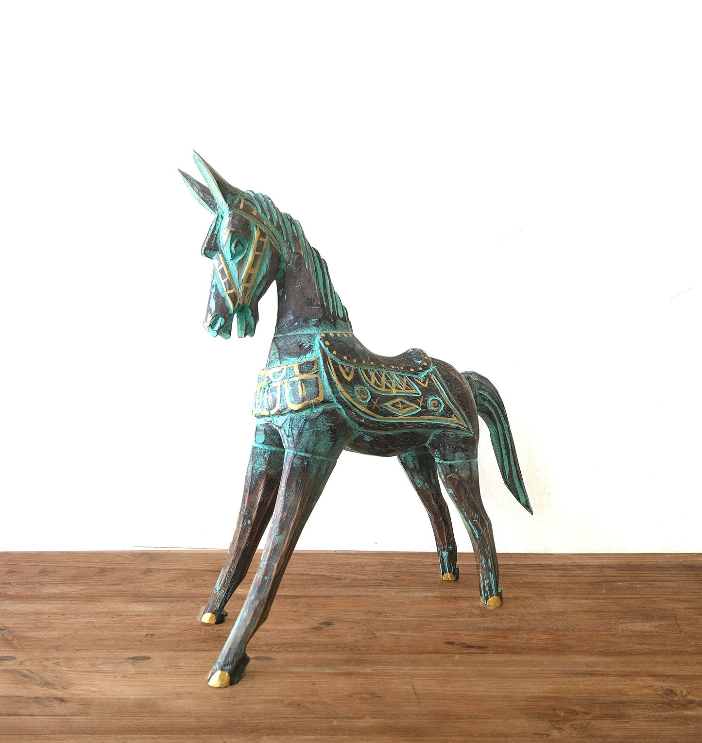 Handgeschnitzte Pferdefigur aus Holz mit Gold und Türkis – 25 cm