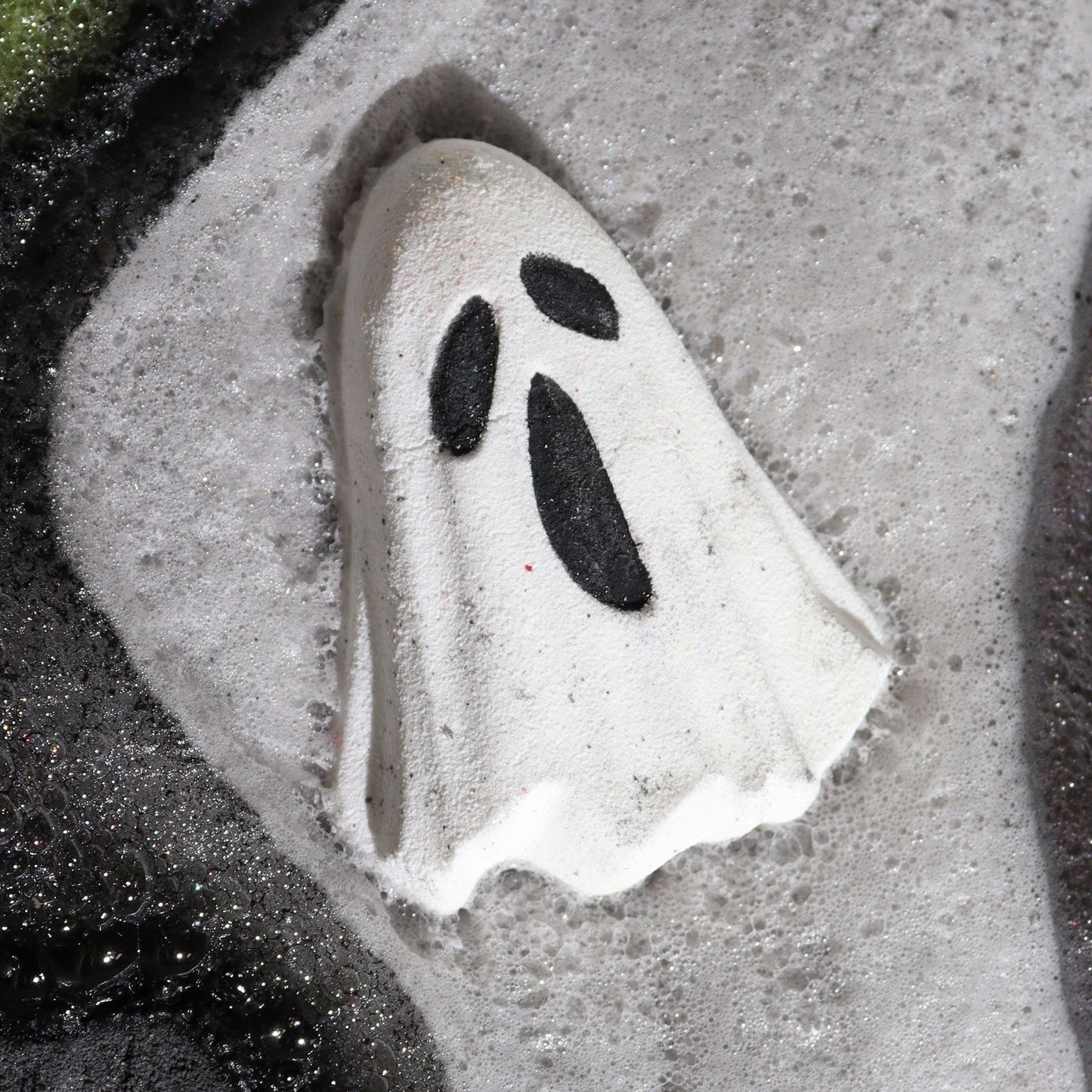 Geister-Badebombe 65g – Mystischer Badespaß für Halloween