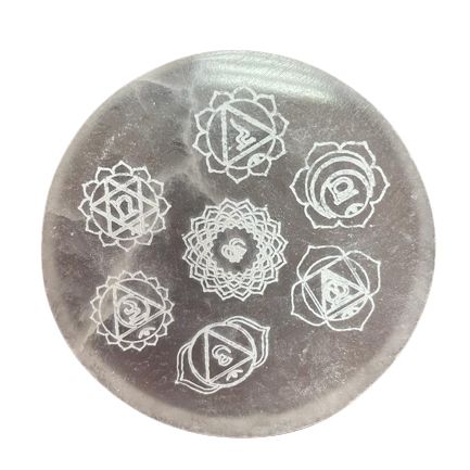 Handgeschnitzte Selenit-Ladeplatte mit Chakra-Motiv – 8 cm