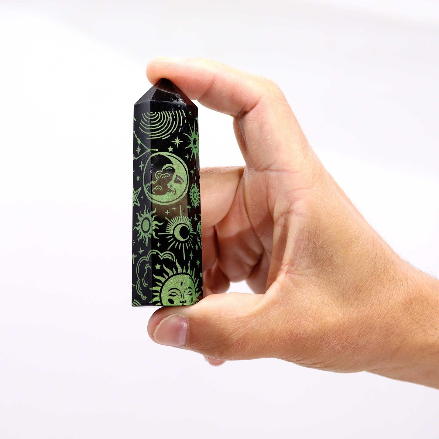 Obsidian-Obelisk 'Forest Green' mit Mond- und Sternengravur – Mystic Story